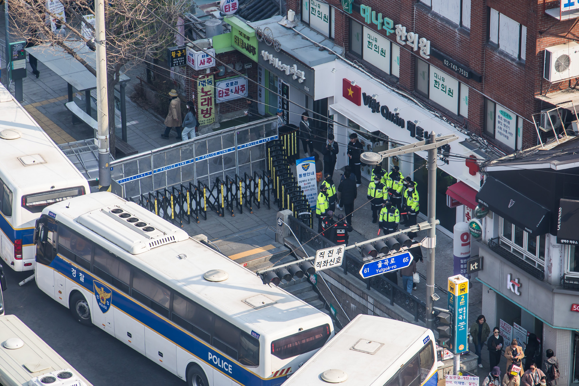 사회;헌재;헌법재판소;헌재탄핵선고;헌법재판소윤석열대통령탄핵심판선고;헌재주변스케치;헌재진공상태;헌재앞경찰버스차벽;안국역