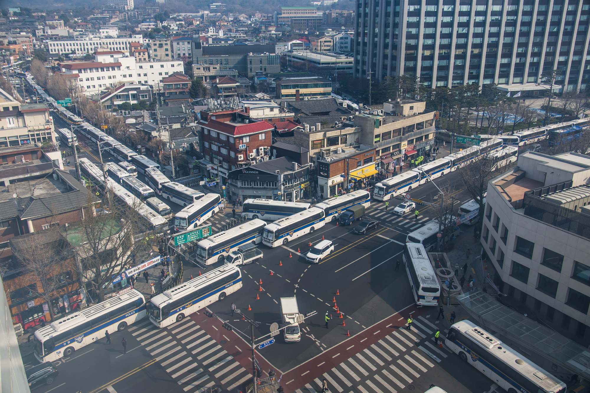 사회;헌재;헌법재판소;헌재탄핵선고;헌법재판소윤석열대통령탄핵심판선고;헌재주변스케치;헌재진공상태;헌재앞경찰버스차벽;안국역