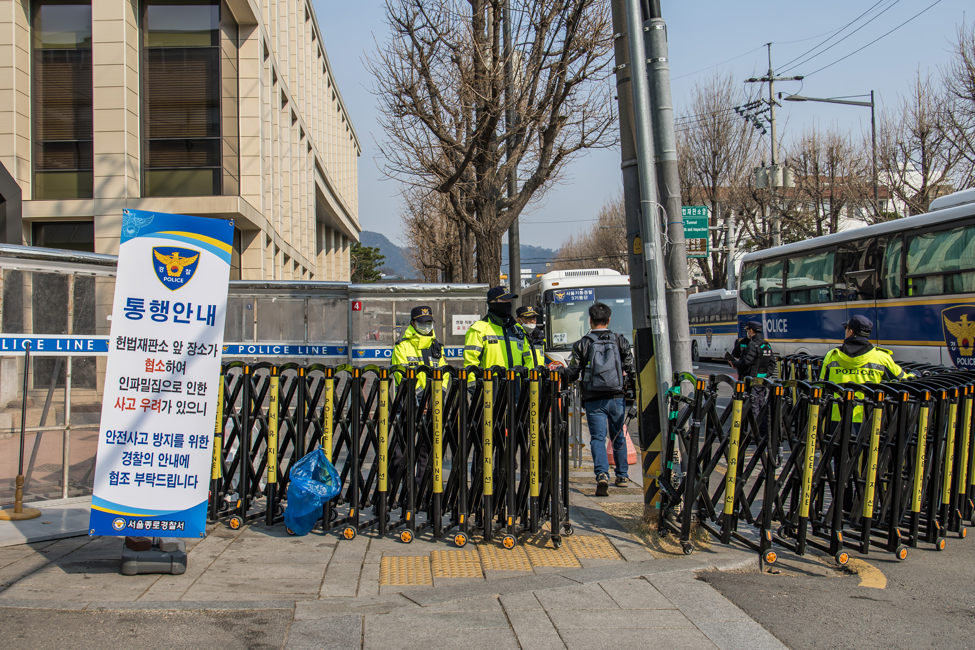 사회;헌재;헌법재판소;헌재탄핵선고;헌법재판소윤석열대통령탄핵심판선고;헌재주변스케치;헌재진공상태;헌재앞경찰버스차벽;안국역