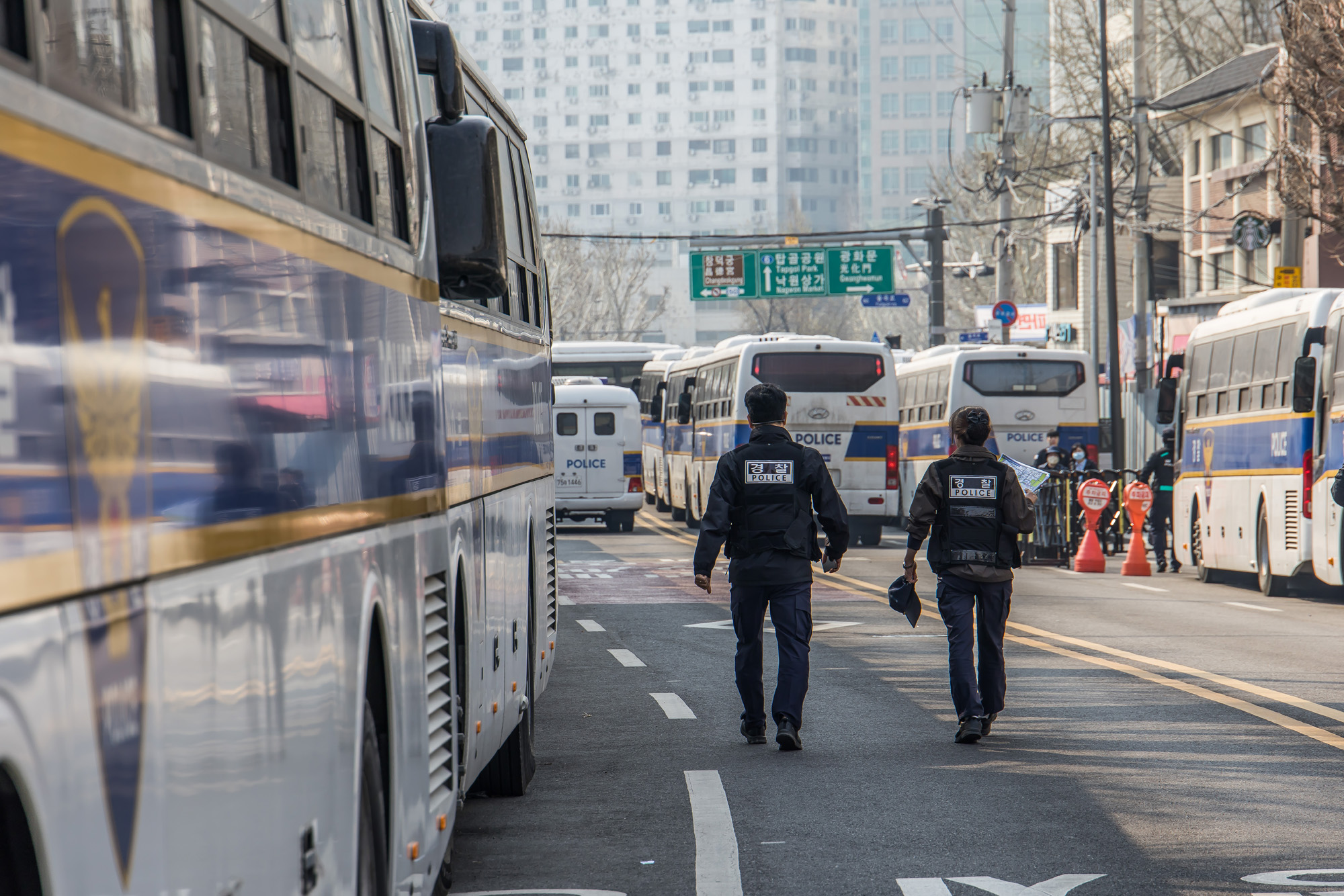사회;헌재;헌법재판소;헌재탄핵선고;헌법재판소윤석열대통령탄핵심판선고;헌재주변스케치;헌재진공상태;헌재앞경찰버스차벽;안국역