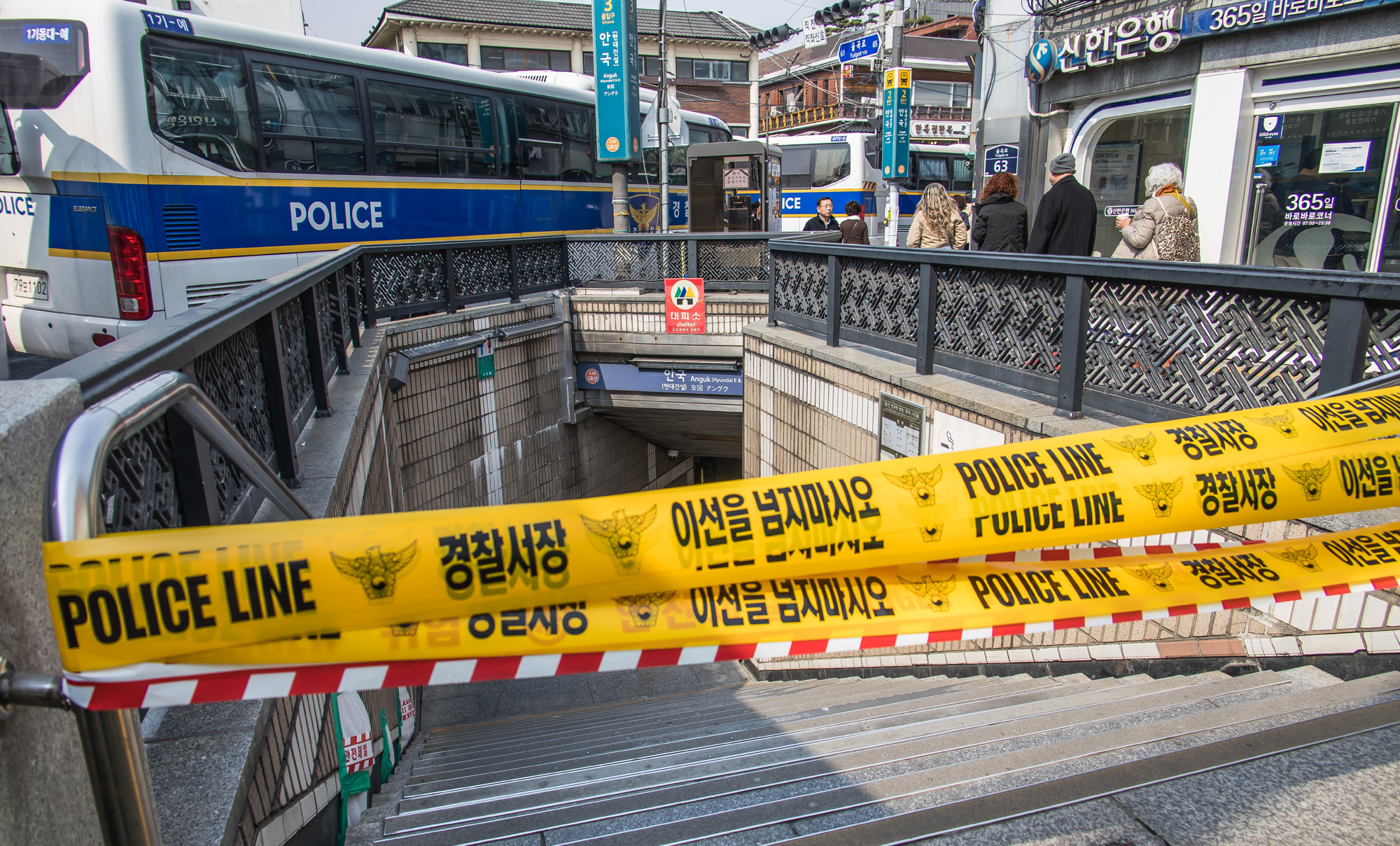 사회;헌재;헌법재판소;헌재탄핵선고;헌법재판소윤석열대통령탄핵심판선고;헌재주변스케치;헌재진공상태;헌재앞경찰버스차벽;안국역