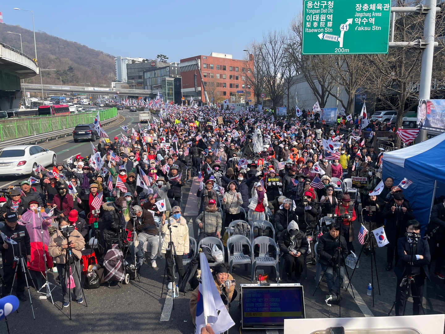 윤석열;대통령;탄핵심판;선고;한남동;대통령;관저;인근;대한민국바로세우기국민운동본부;탄핵반대;집회;지지자;탄핵;각하