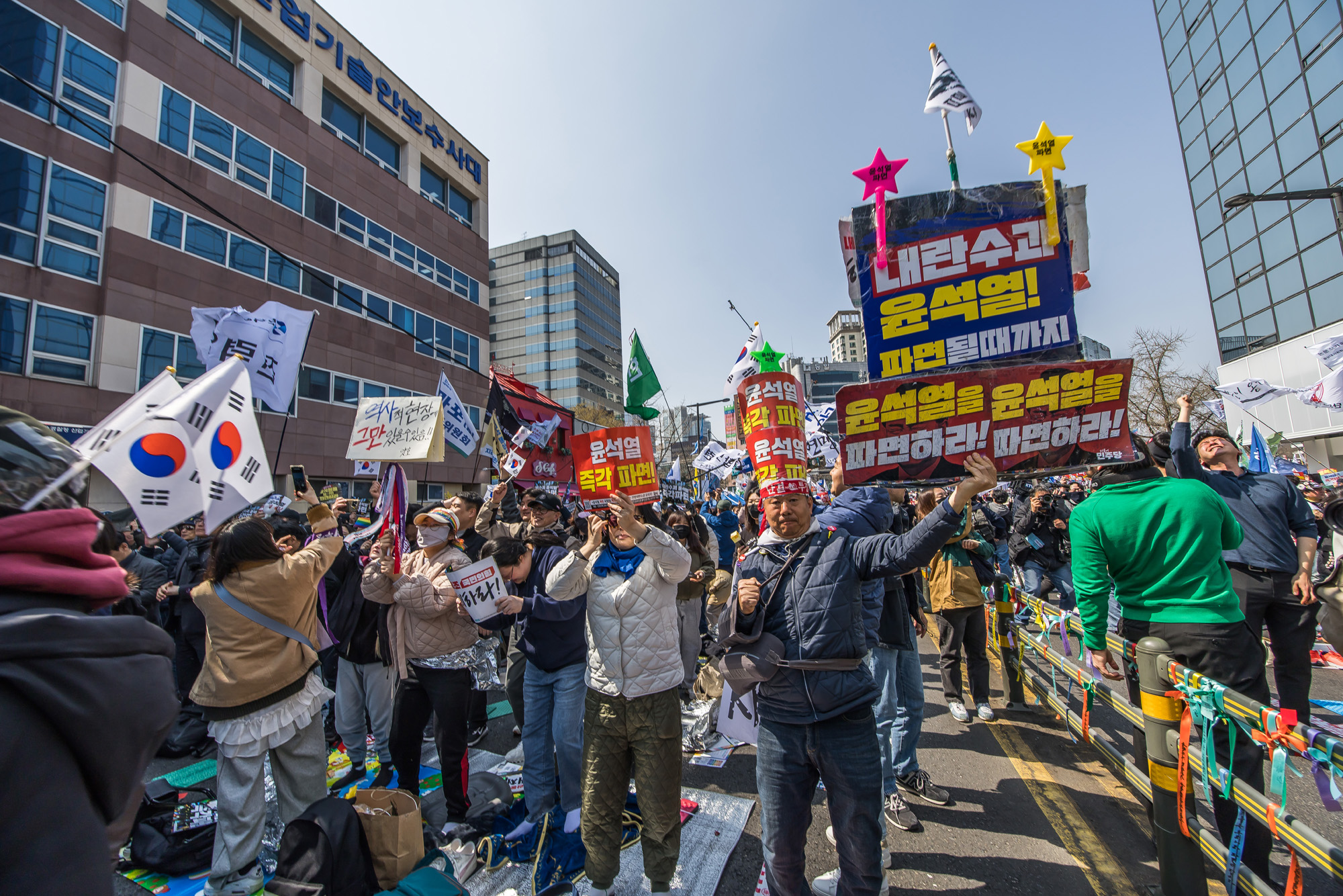 사회;집회;정치;윤석열대통령탄핵심판선고;헌법재판소;윤석열탄핵찬성집회;헌재앞탄핵찬성집회;윤석열대통령파면