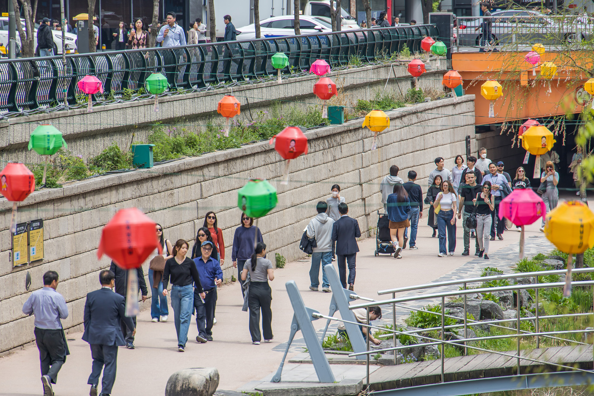 사회;세태;날씨스케치;봄스케치;부처님오신날;연등스케치;청계천;청계천연등스케치