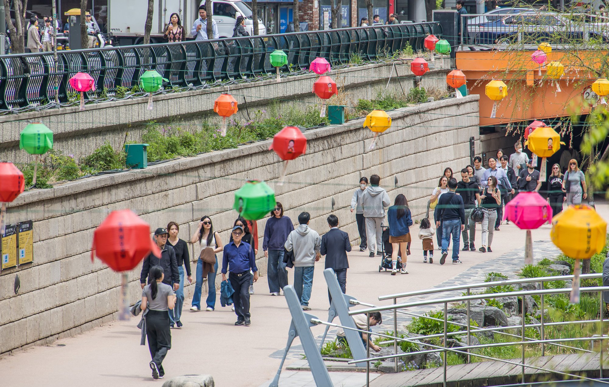 사회;세태;날씨스케치;봄스케치;부처님오신날;연등스케치;청계천;청계천연등스케치