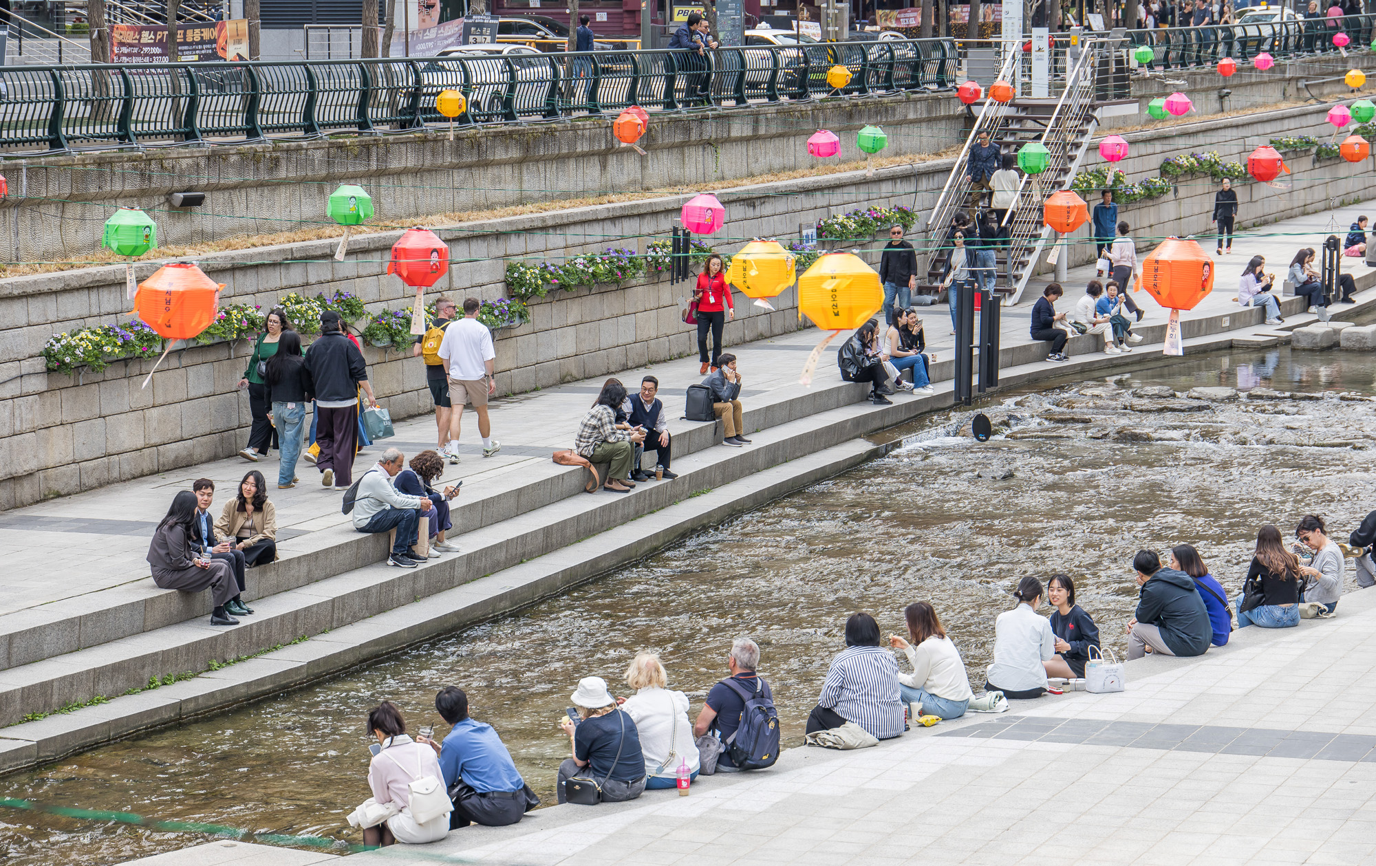 사회;세태;날씨스케치;봄스케치;부처님오신날;연등스케치;청계천;청계천연등스케치