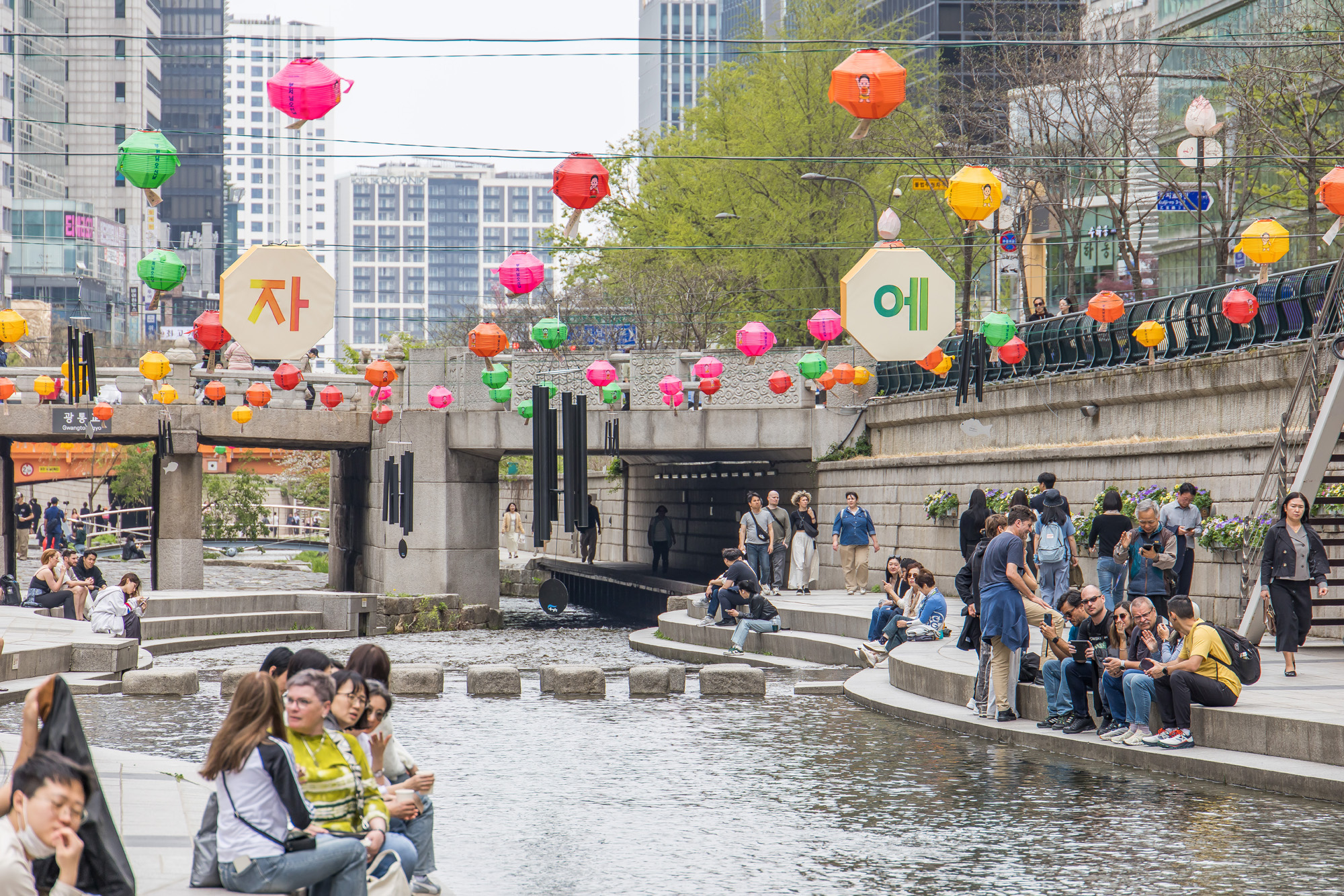 사회;세태;날씨스케치;봄스케치;부처님오신날;연등스케치;청계천;청계천연등스케치