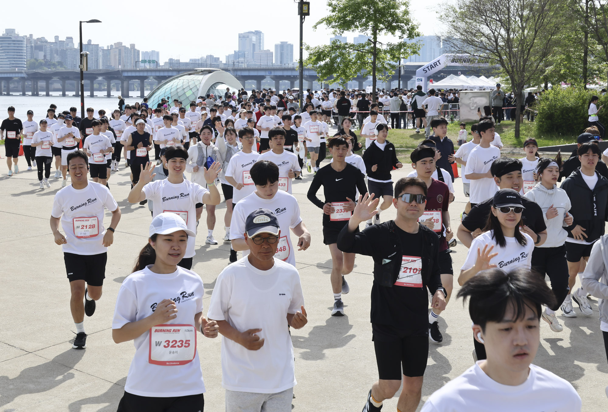 버닝런;버닝런2025;마라톤;비즈한국마라톤
