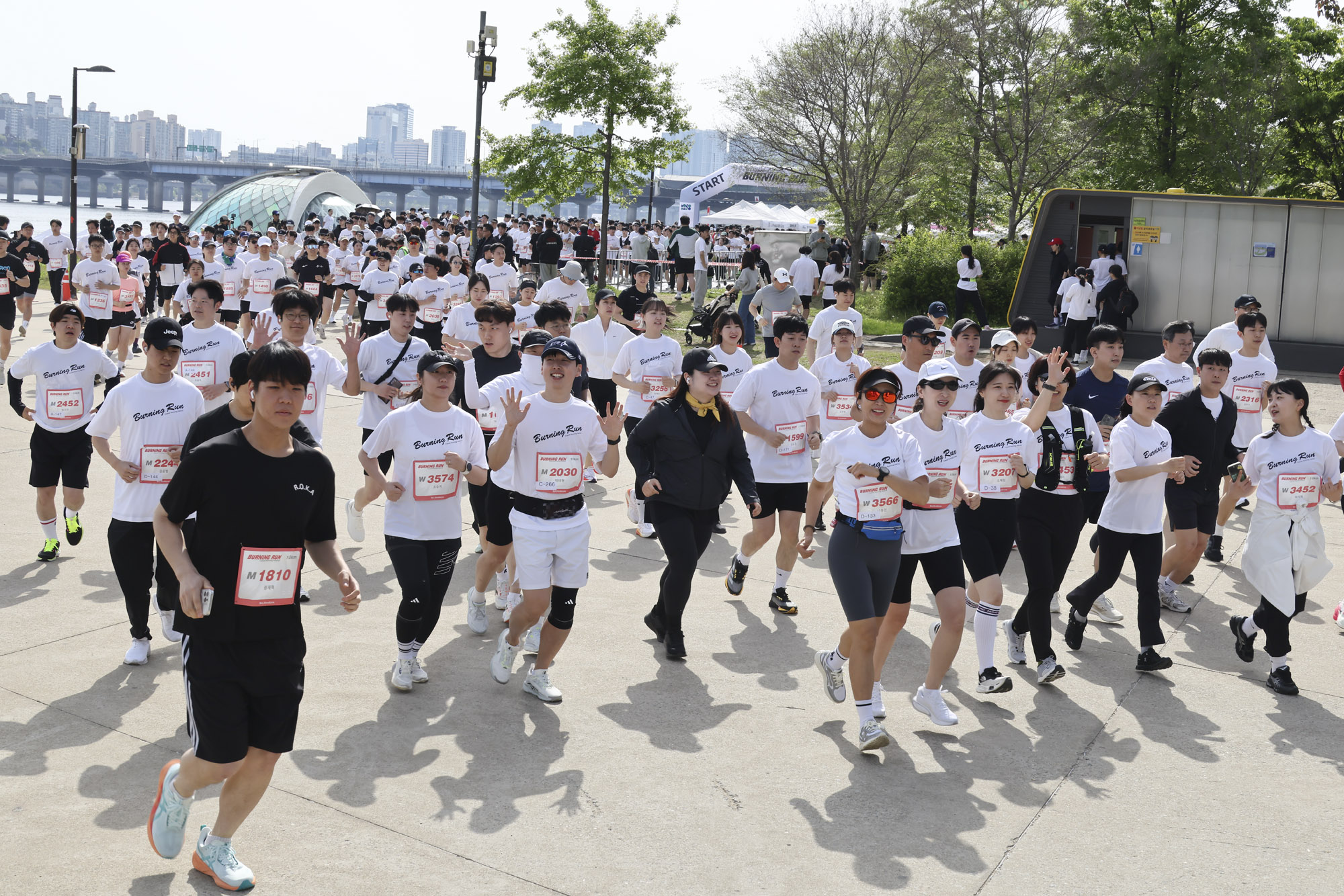 버닝런;버닝런2025;마라톤;비즈한국마라톤