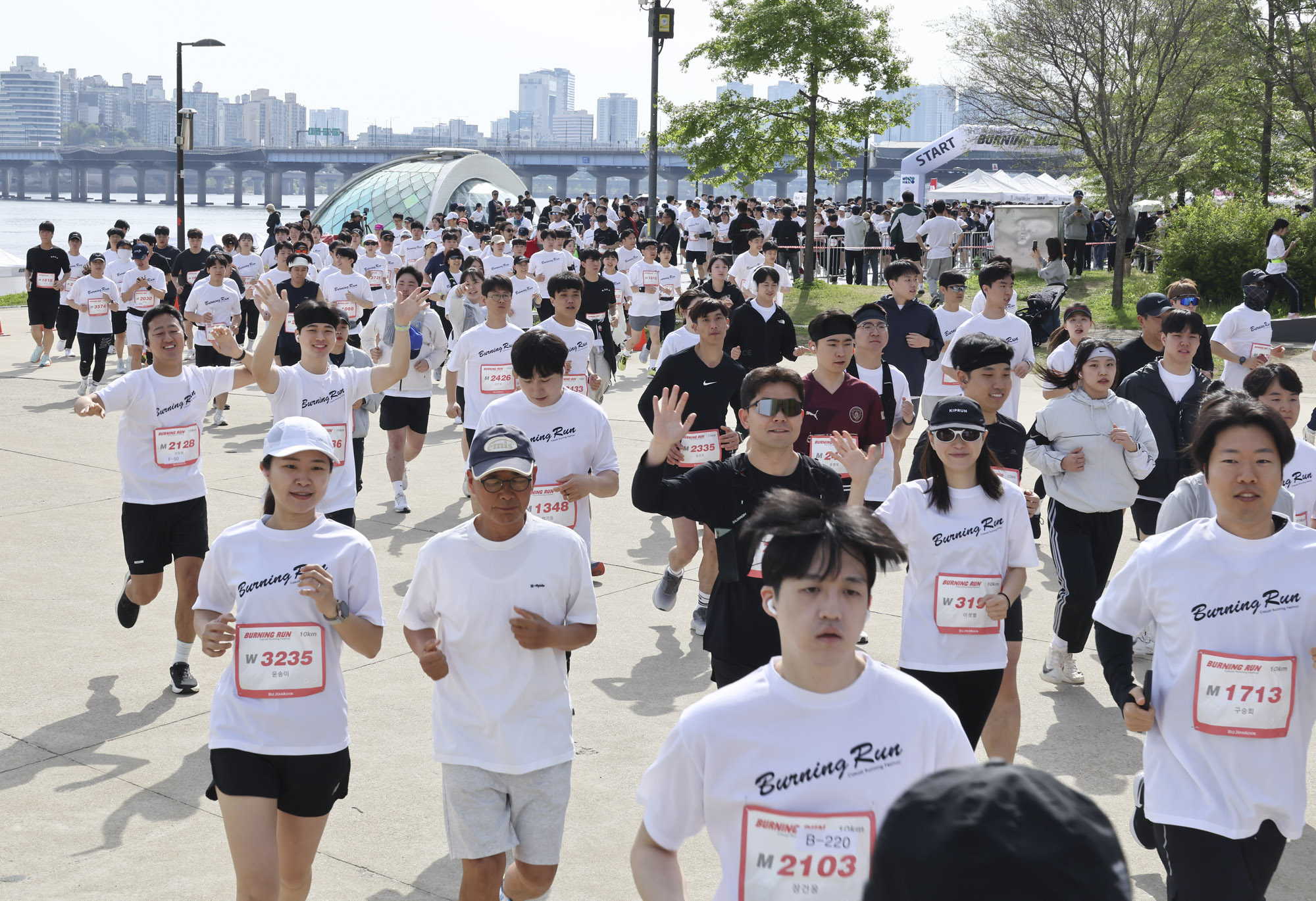 버닝런;버닝런2025;마라톤;비즈한국마라톤