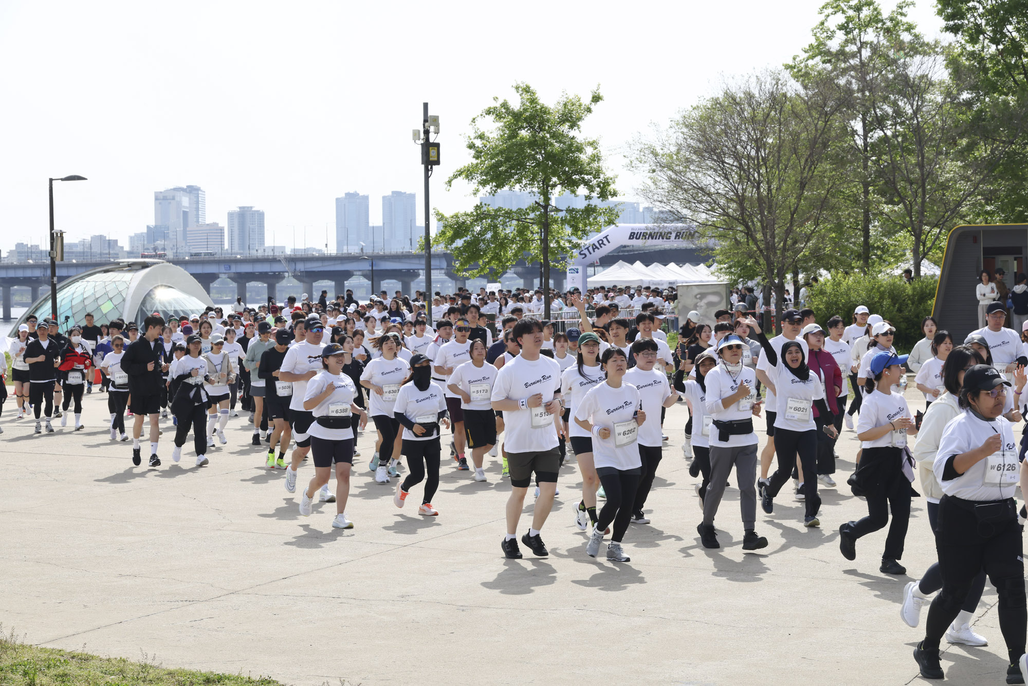 버닝런;버닝런2025;마라톤;비즈한국마라톤