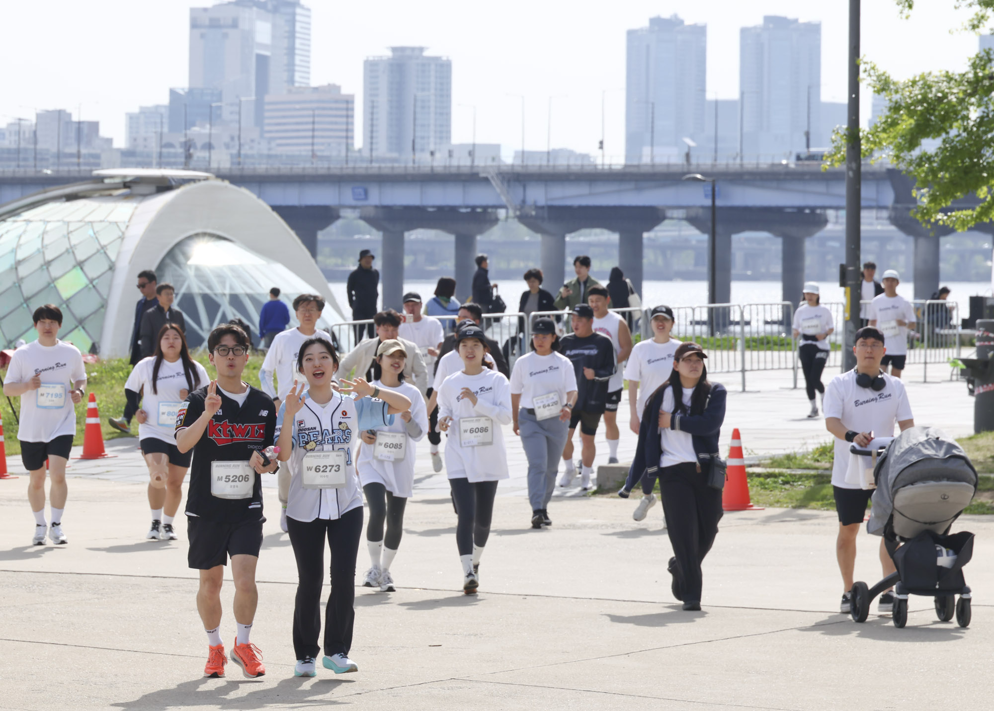 버닝런;버닝런2025;마라톤;비즈한국마라톤