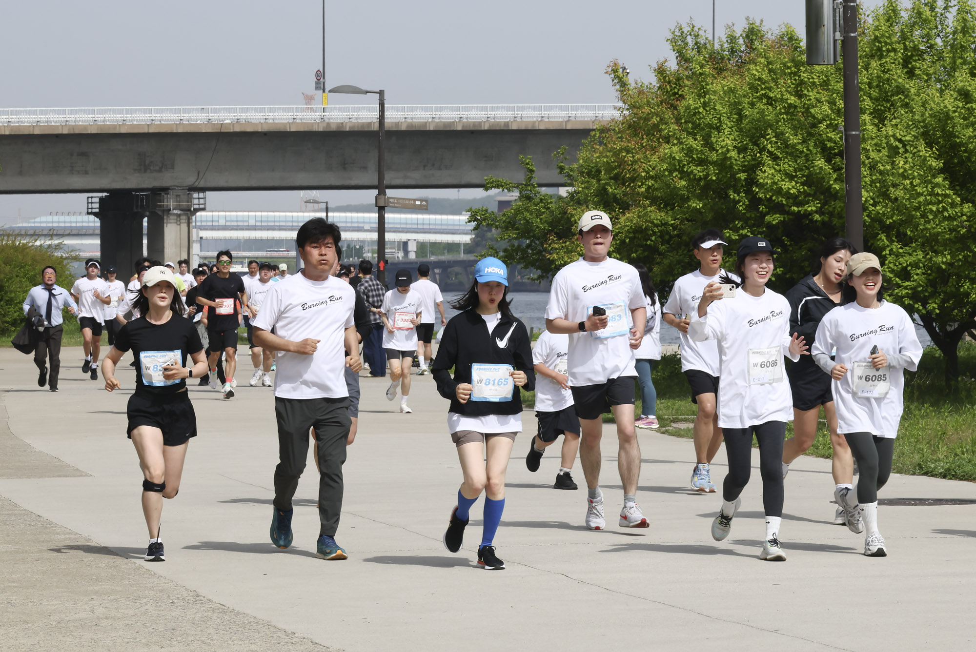 버닝런;버닝런2025;마라톤;비즈한국마라톤