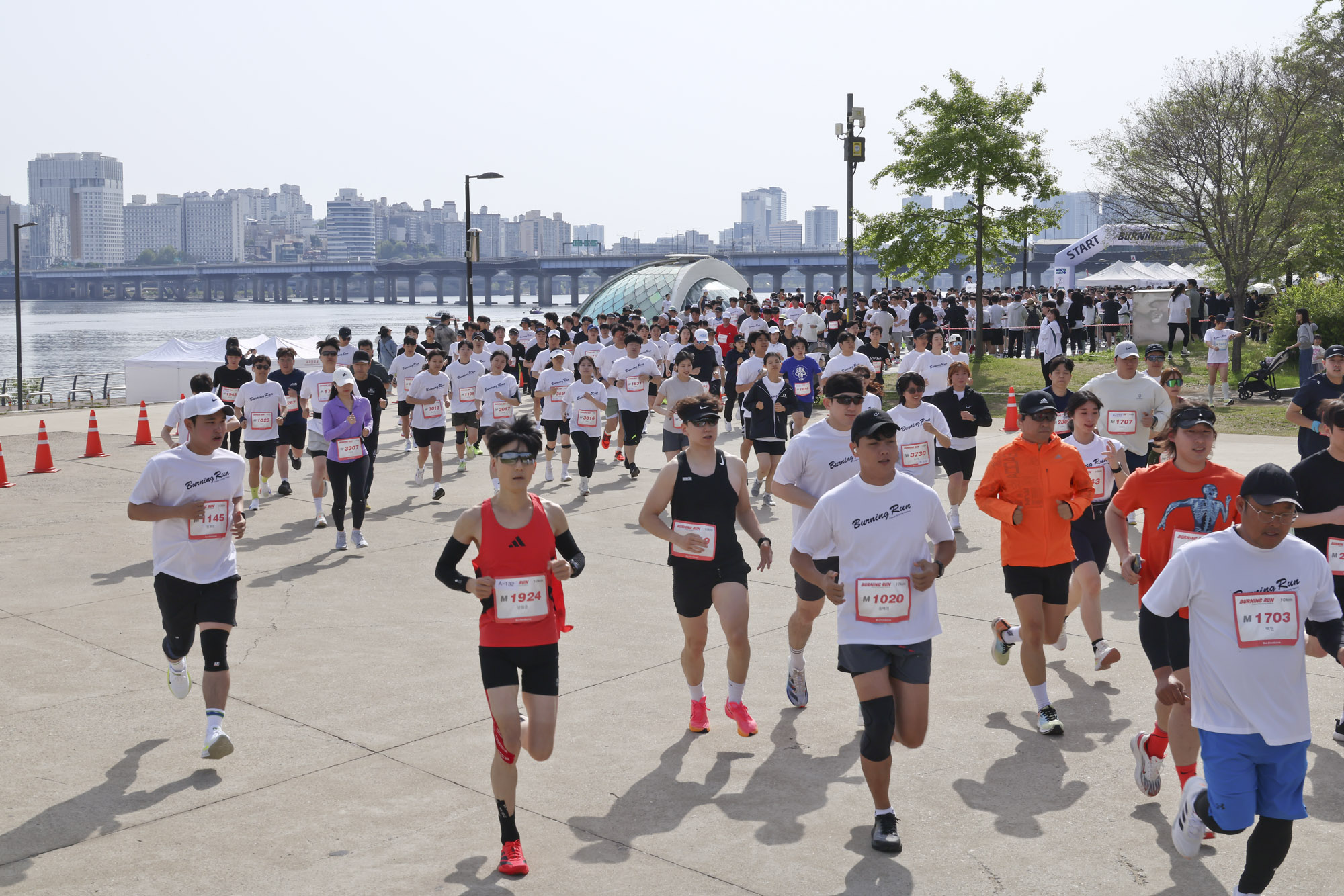 버닝런;버닝런2025;마라톤;비즈한국마라톤