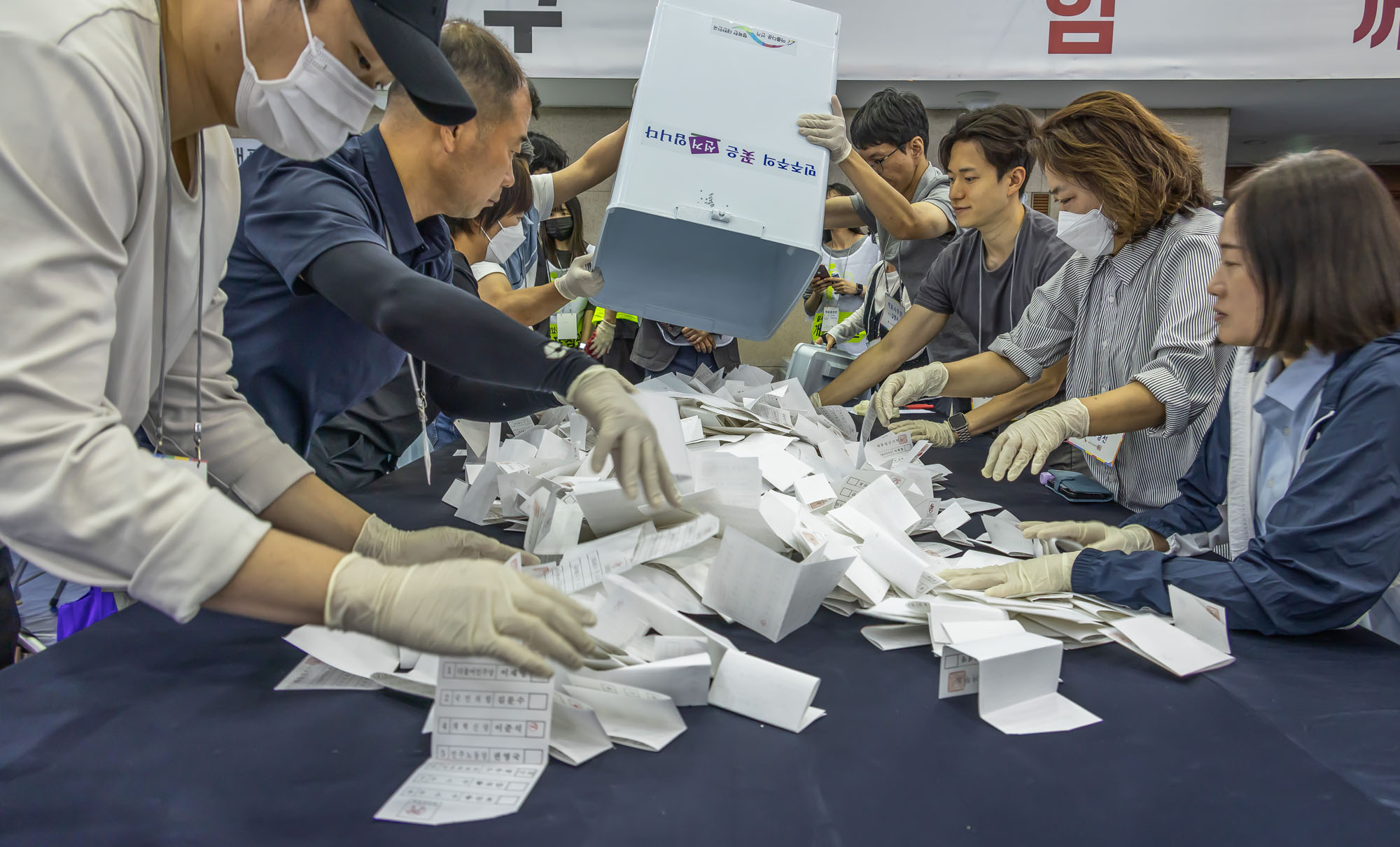 정치;선거;투표;대통령선거;제21대대통령선거투표;중구선과위개표소스케치;21대대선개표