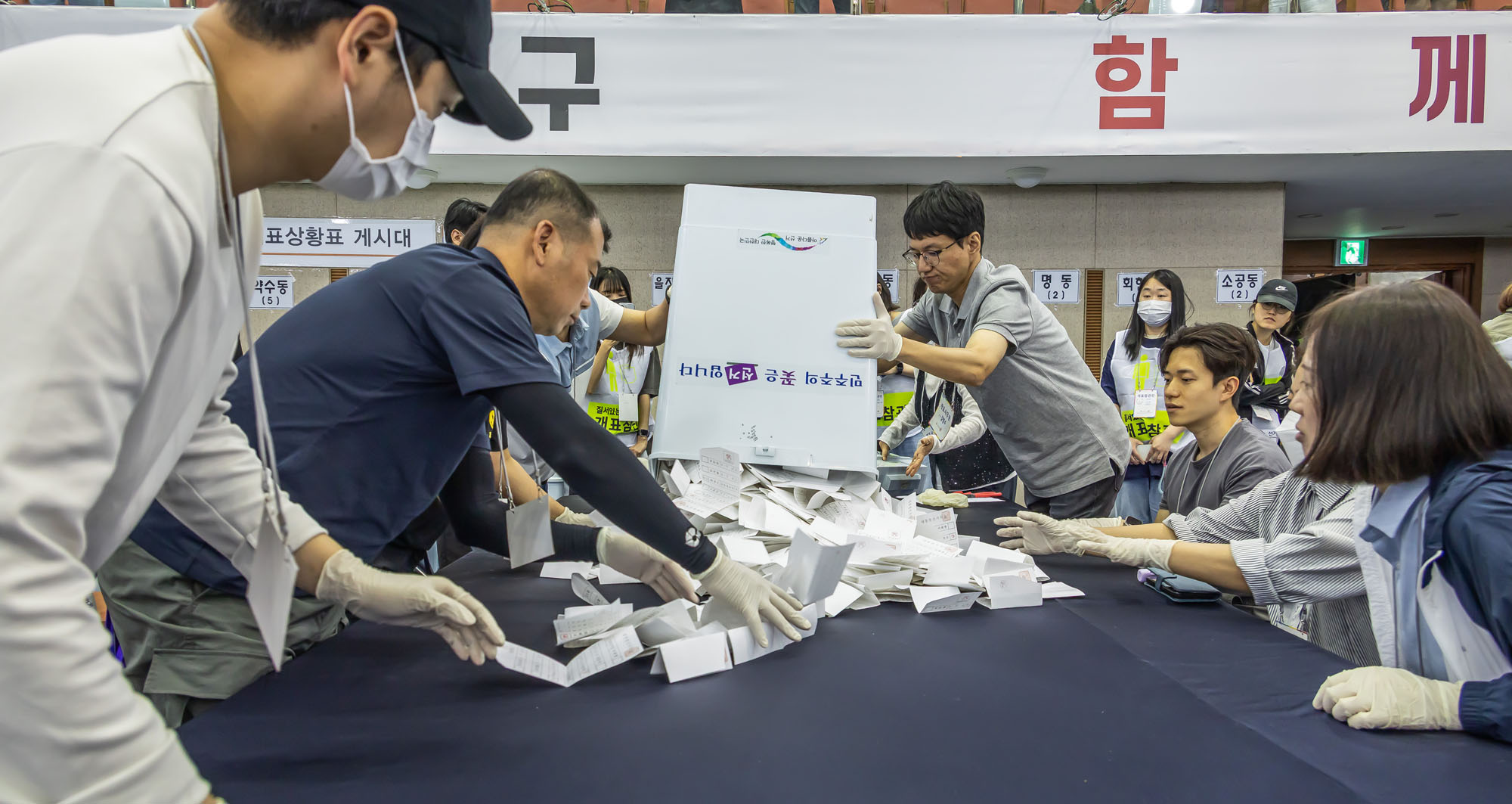 정치;선거;투표;대통령선거;제21대대통령선거투표;중구선과위개표소스케치;21대대선개표