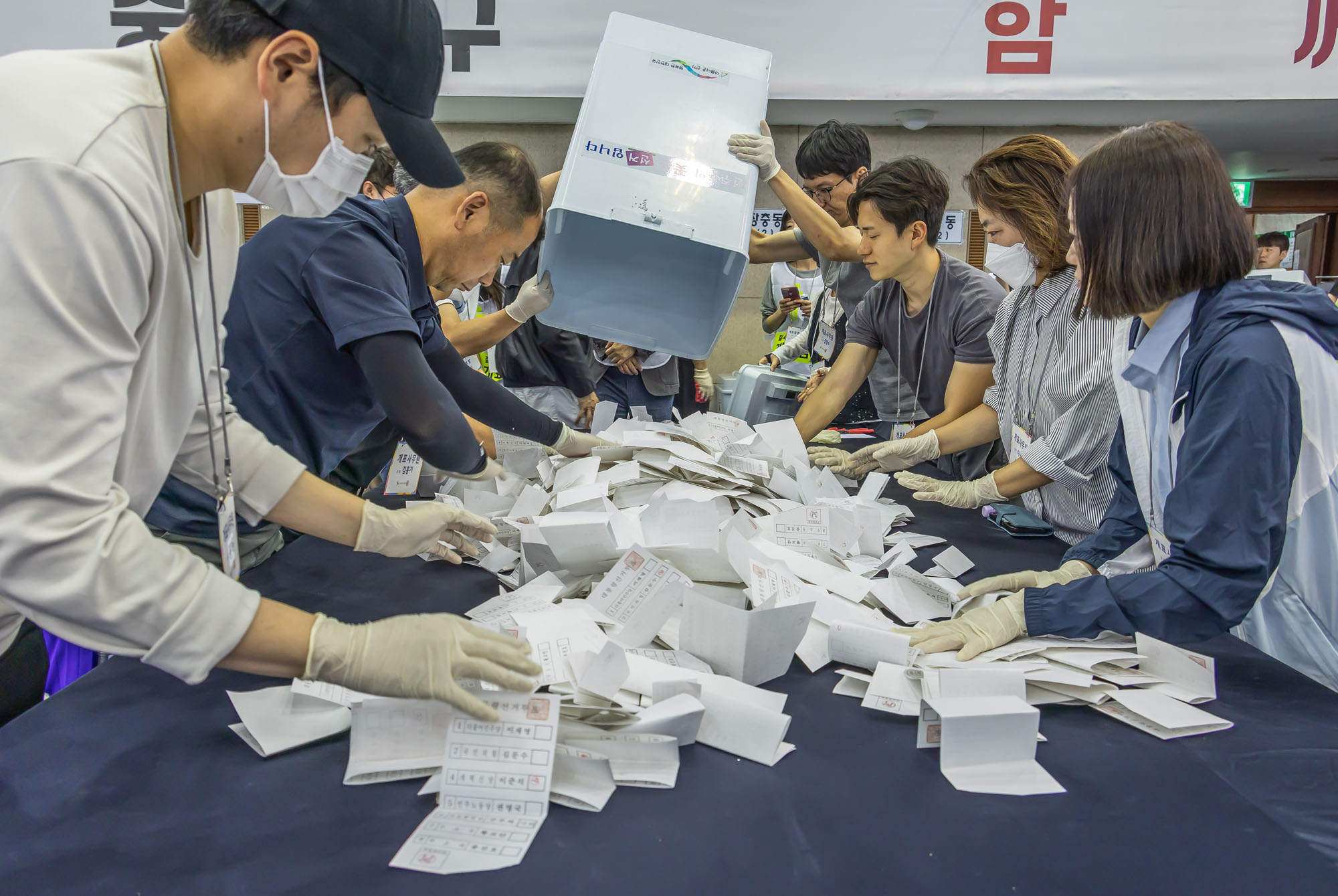 정치;선거;투표;대통령선거;제21대대통령선거투표;중구선과위개표소스케치;21대대선개표