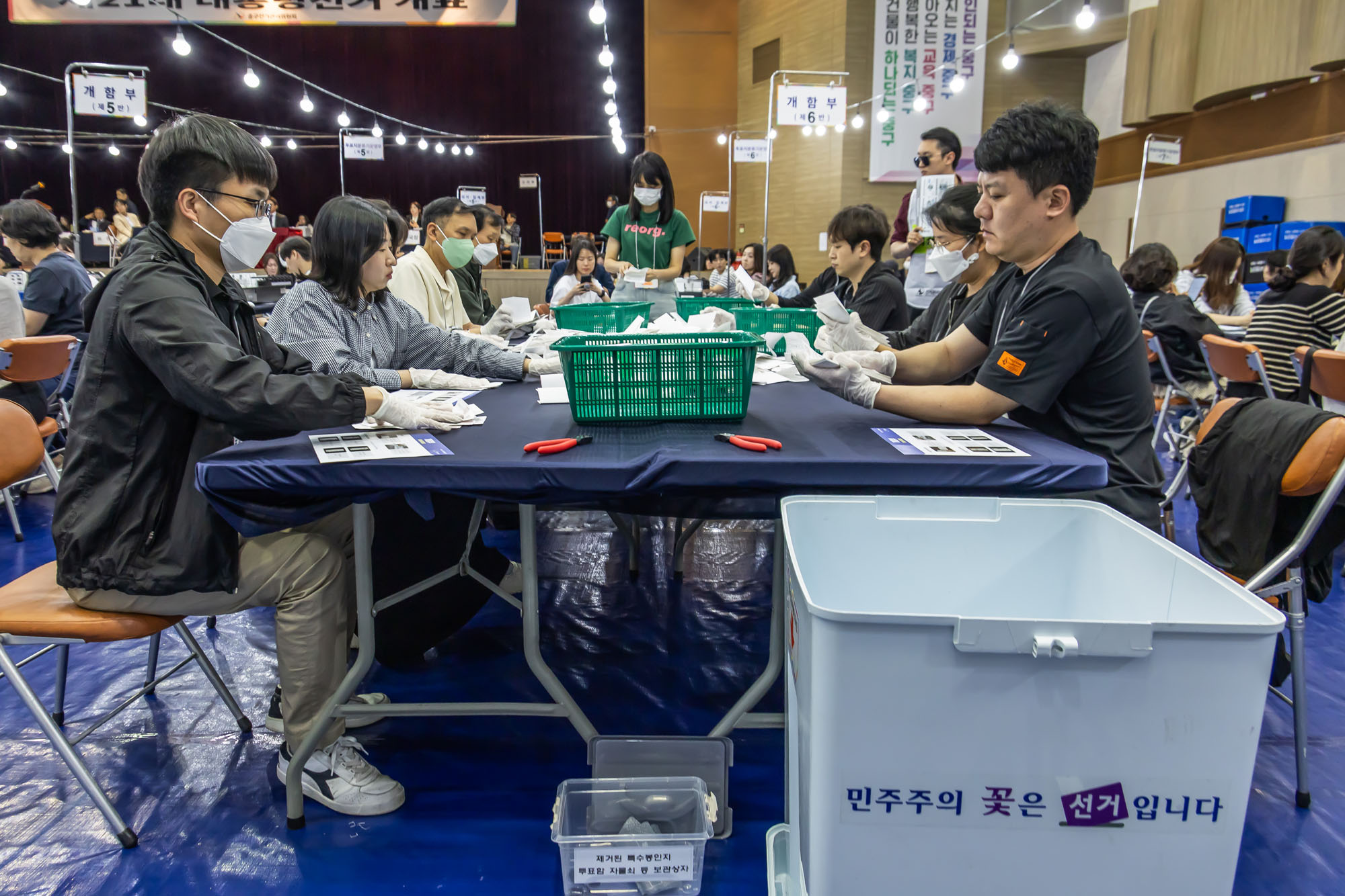 정치;선거;투표;대통령선거;제21대대통령선거투표;중구선과위개표소스케치;21대대선개표