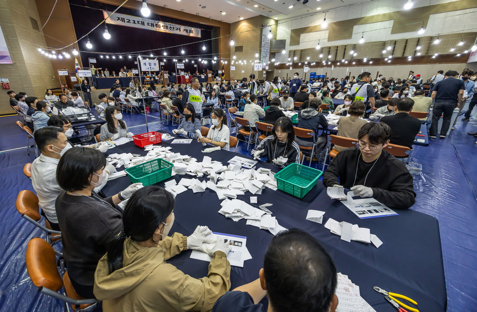 정치;선거;투표;대통령선거;제21대대통령선거투표;중구선과위개표소스케치;21대대선개표