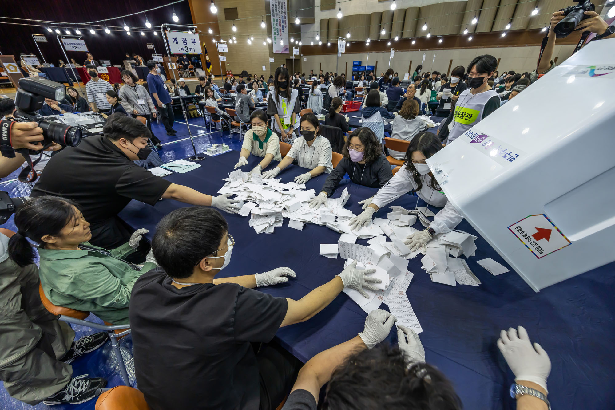 정치;선거;투표;대통령선거;제21대대통령선거투표;중구선과위개표소스케치;21대대선개표