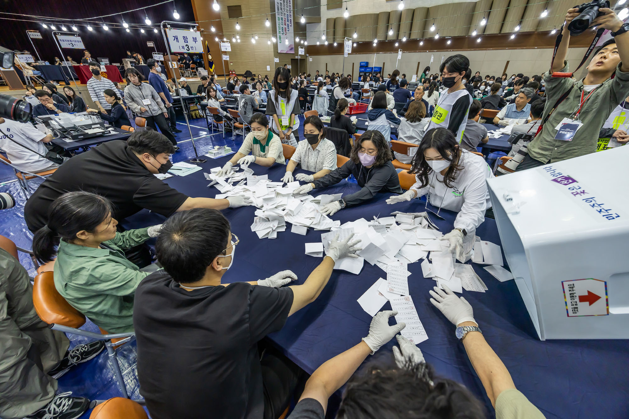 정치;선거;투표;대통령선거;제21대대통령선거투표;중구선과위개표소스케치;21대대선개표