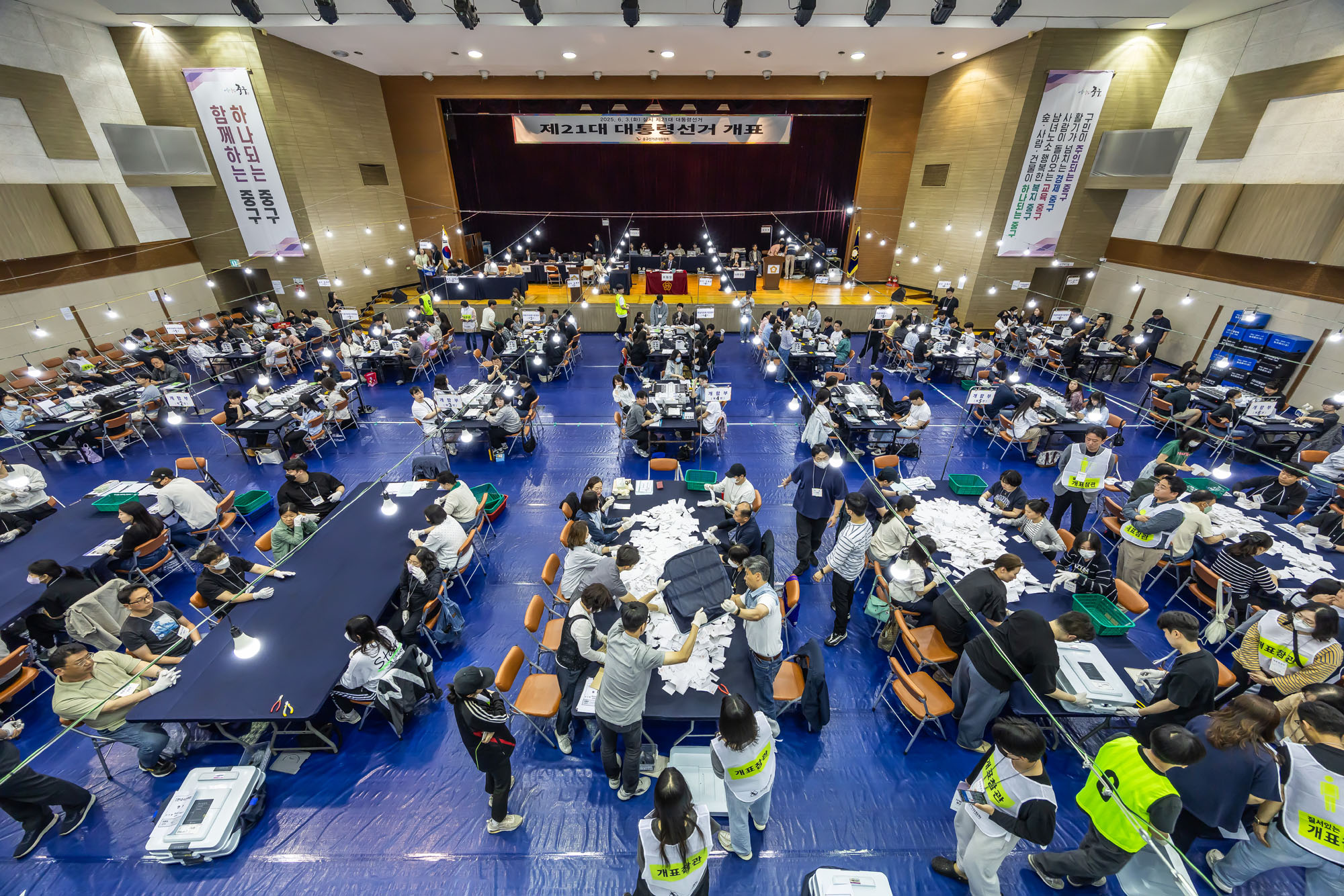 정치;선거;투표;대통령선거;제21대대통령선거투표;중구선과위개표소스케치;21대대선개표