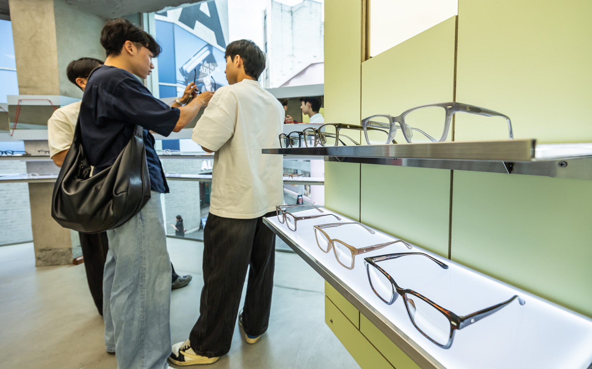 경제;기업;K아이웨어;블루엘리펀트;블루엘리펀트 명동 플래그십 스토어;안경;선글라스;스마트안경