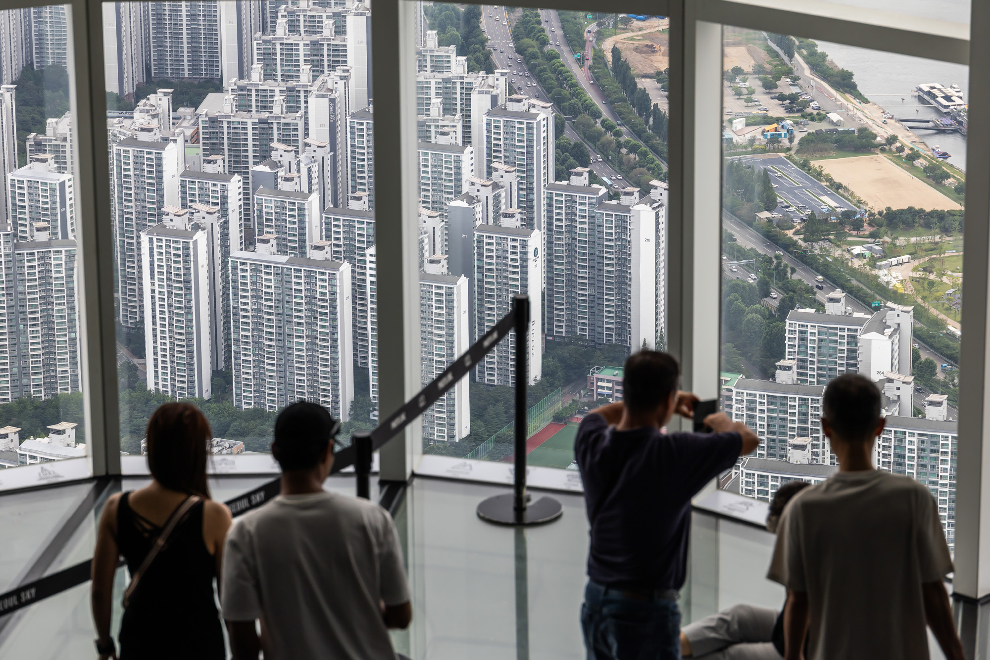 경제;부동산;서울아파트단지;대출규제;주택담보대출제한;고강도대출규제;강남권부동산시장;서울스카이;롯데월드타워 전망대
