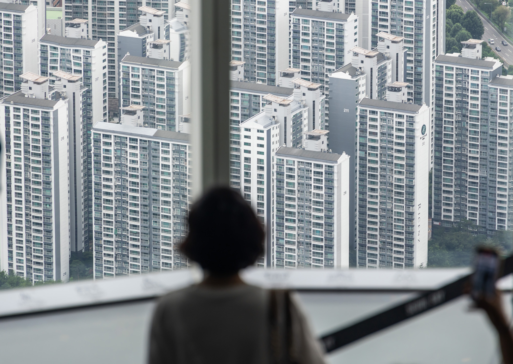 경제;부동산;서울아파트단지;대출규제;주택담보대출제한;고강도대출규제;강남권부동산시장;서울스카이;롯데월드타워 전망대