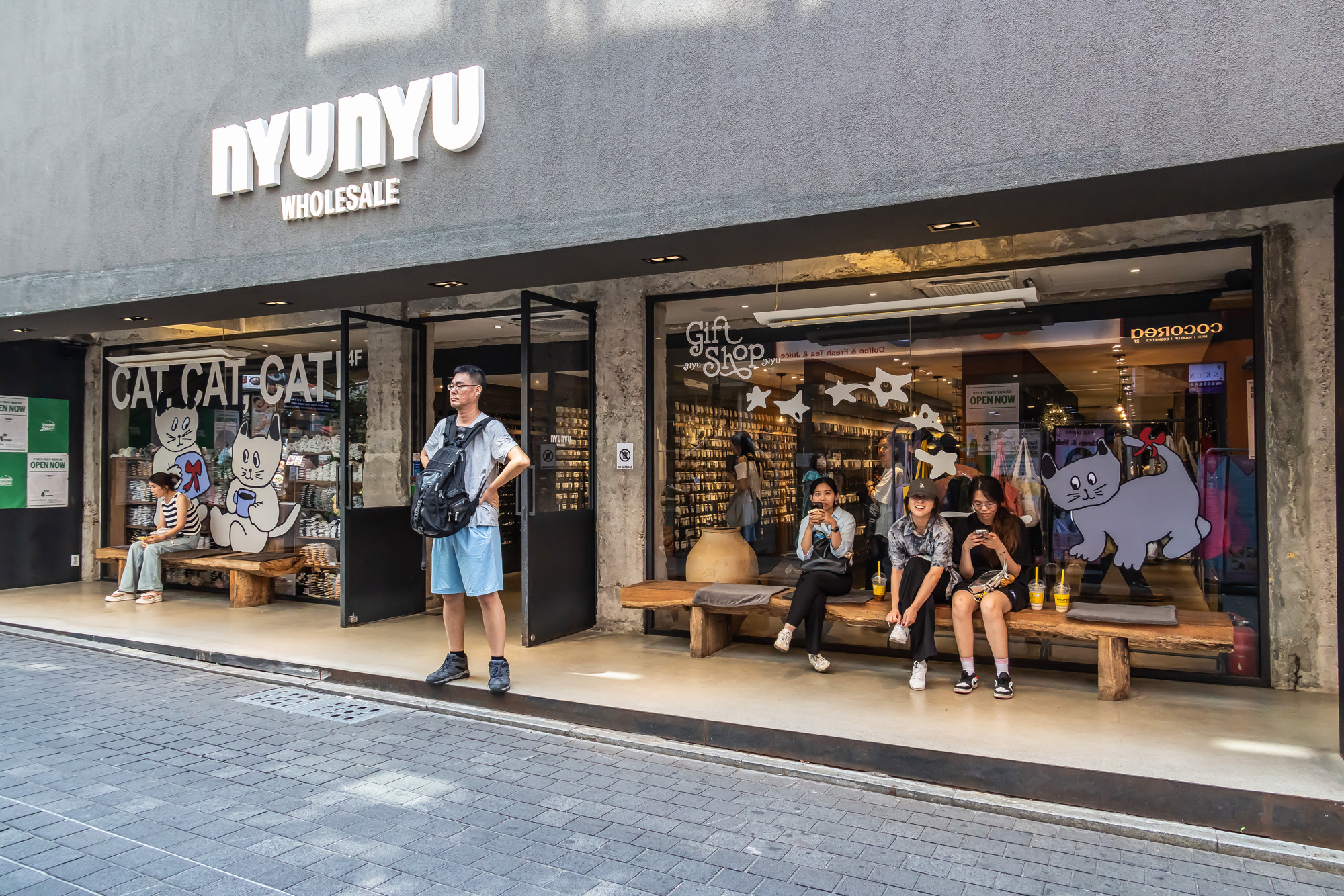 사회;날씨;여름스케치;폭염스케치;폭염경보;개문냉방영업;개문영업;명동상가개문냉방;열화상카메라스케치