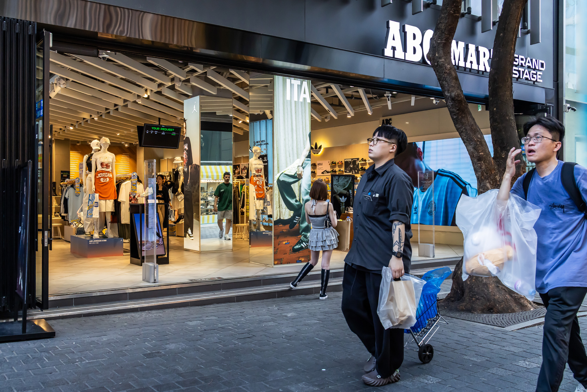 사회;날씨;여름스케치;폭염스케치;폭염경보;개문냉방영업;개문영업;명동상가개문냉방;열화상카메라스케치