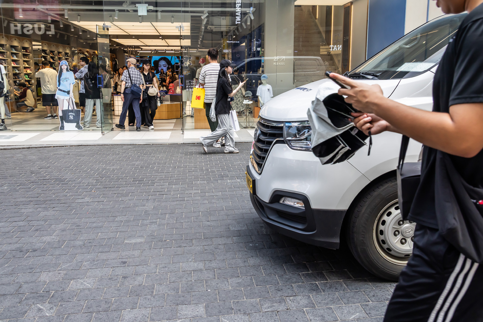 사회;날씨;여름스케치;폭염스케치;폭염경보;개문냉방영업;개문영업;명동상가개문냉방;열화상카메라스케치