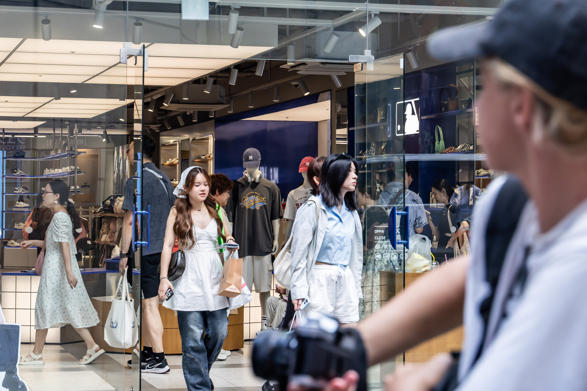 사회;날씨;여름스케치;폭염스케치;폭염경보;개문냉방영업;개문영업;명동상가개문냉방;열화상카메라스케치