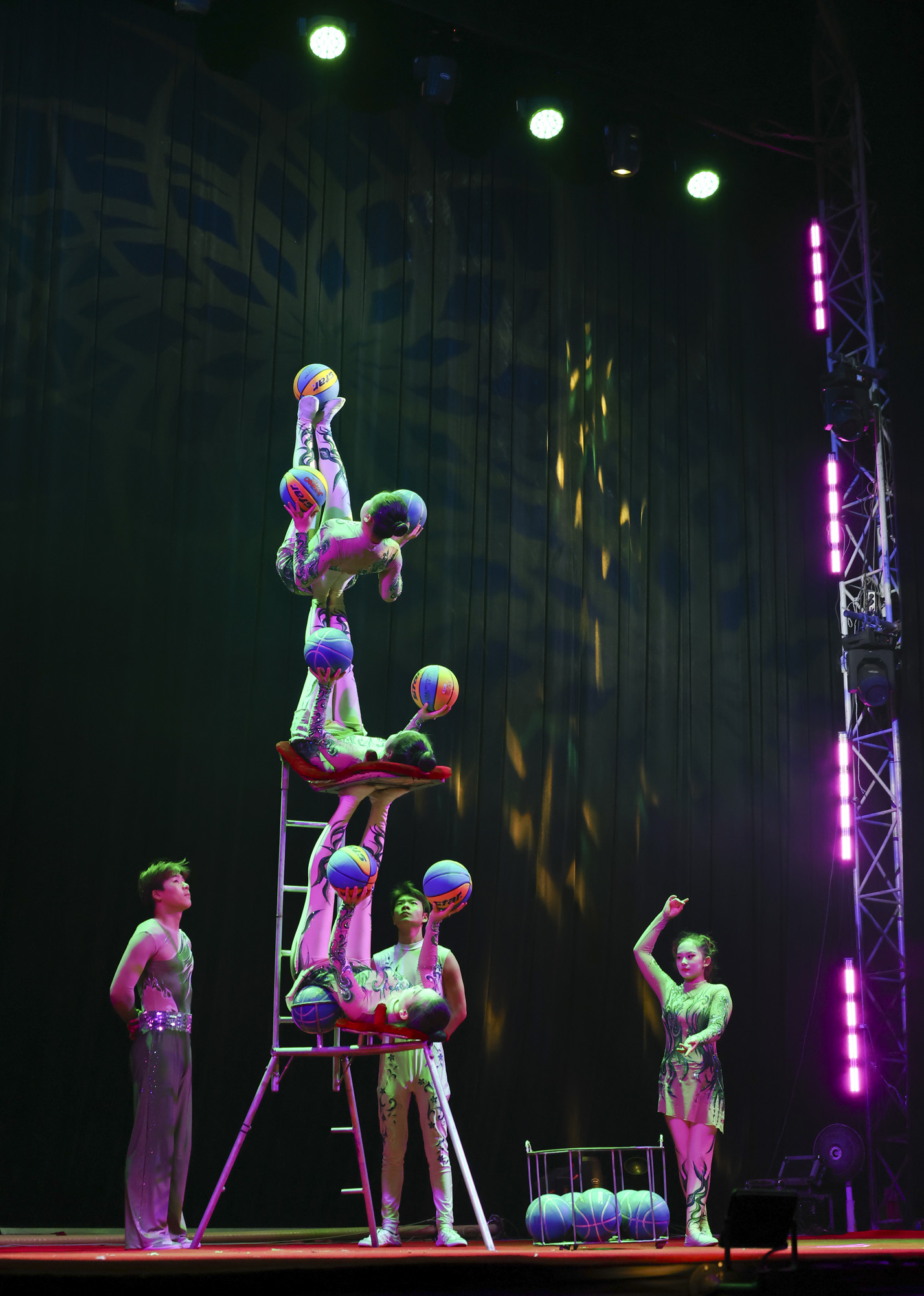 동춘서커스;서커스;광대;무대;공연