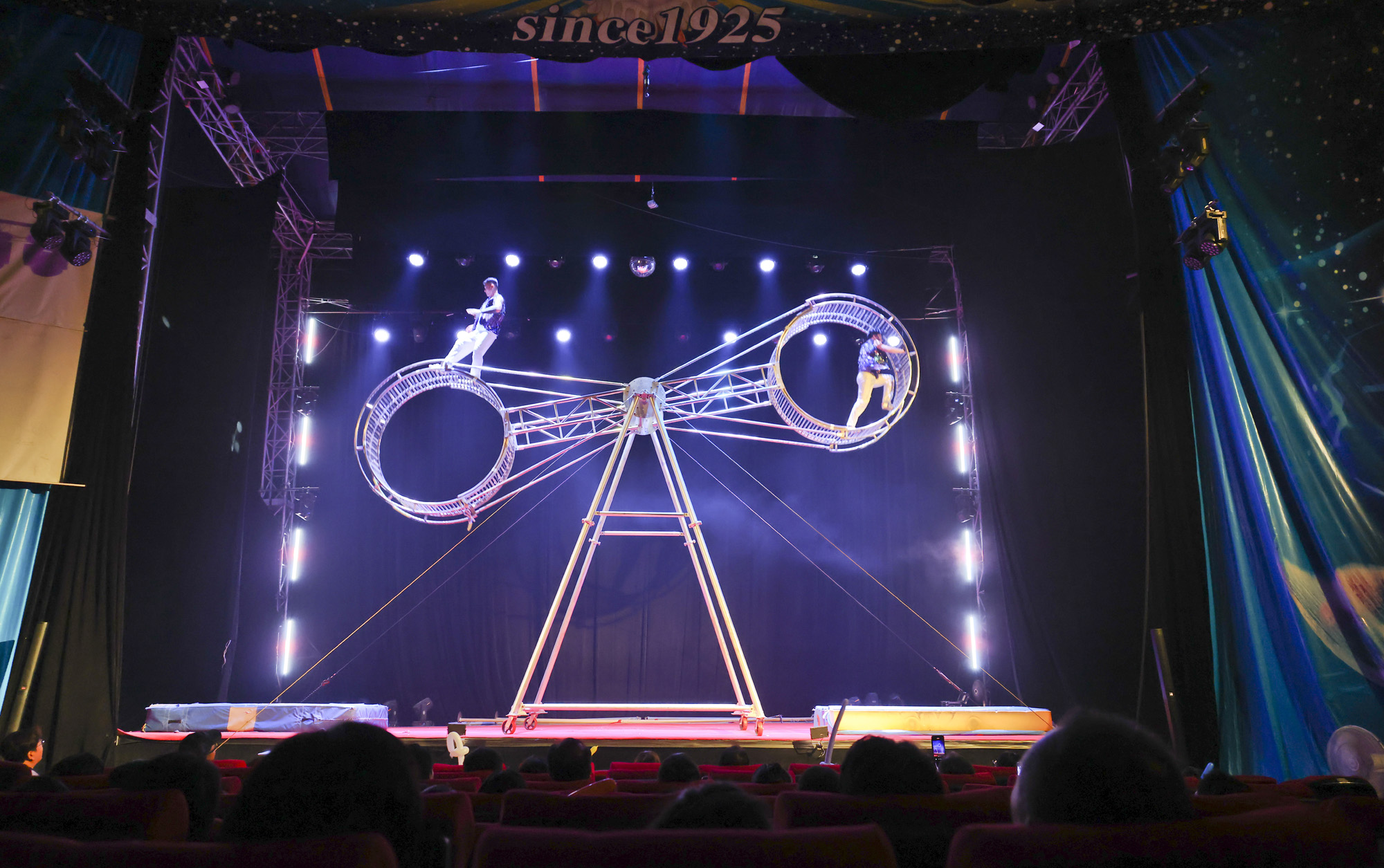 동춘서커스;서커스;광대;무대;공연