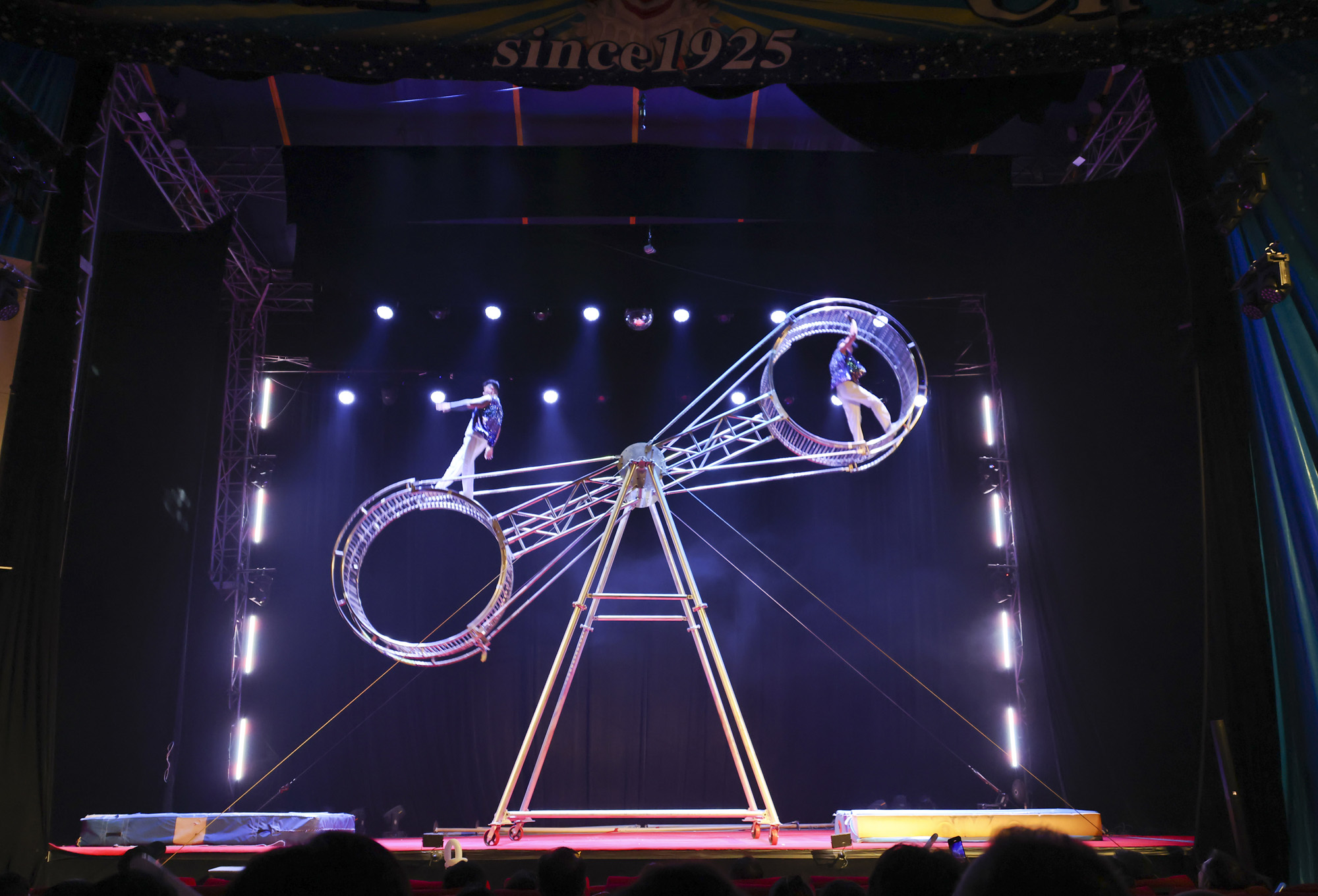 동춘서커스;서커스;광대;무대;공연