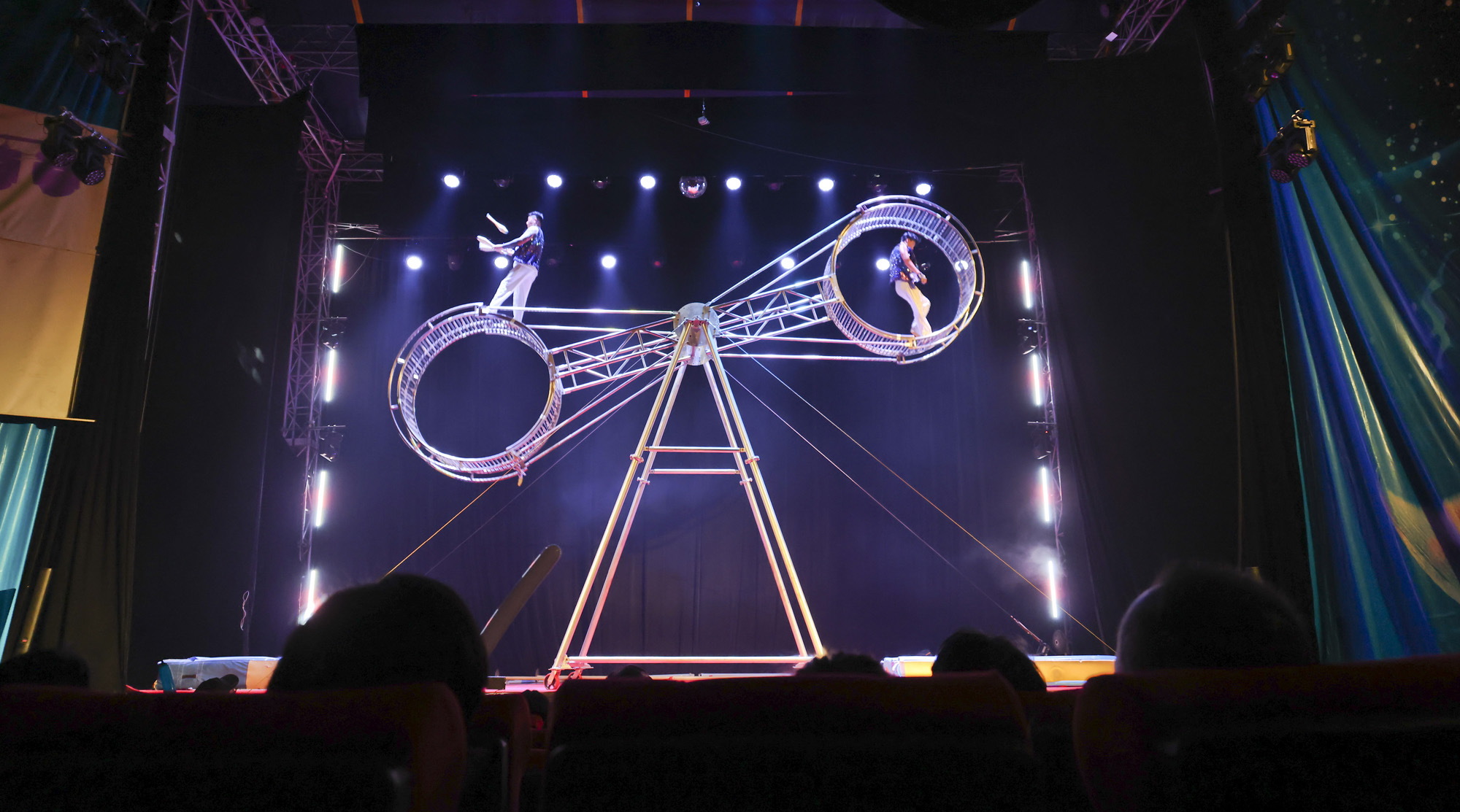 동춘서커스;서커스;광대;무대;공연