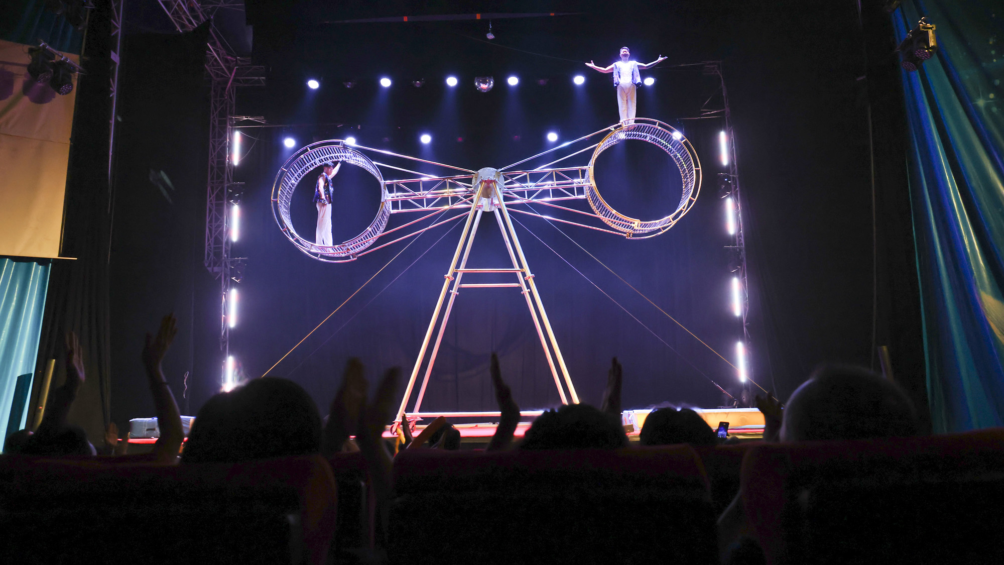 동춘서커스;서커스;광대;무대;공연