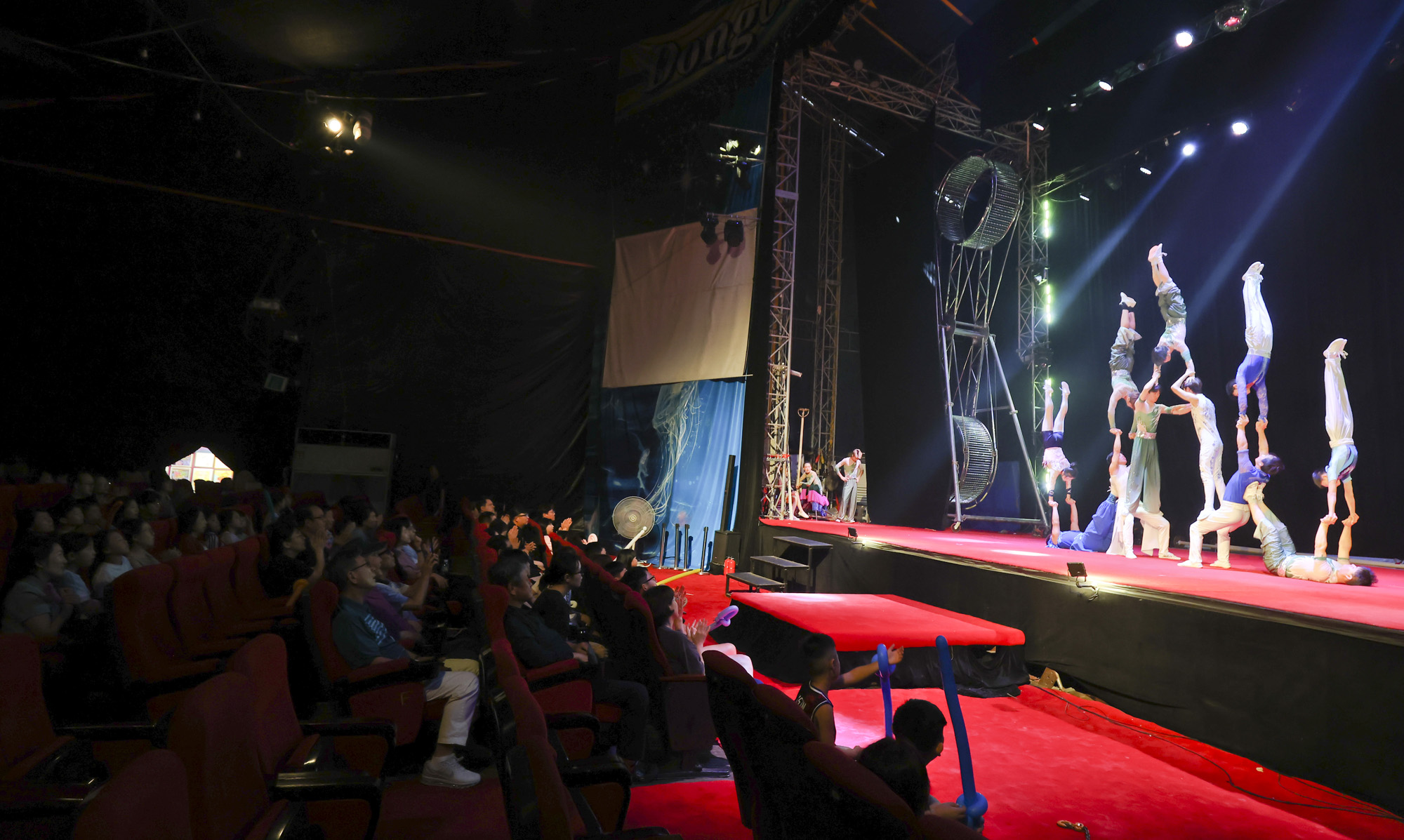 동춘서커스;서커스;광대;무대;공연