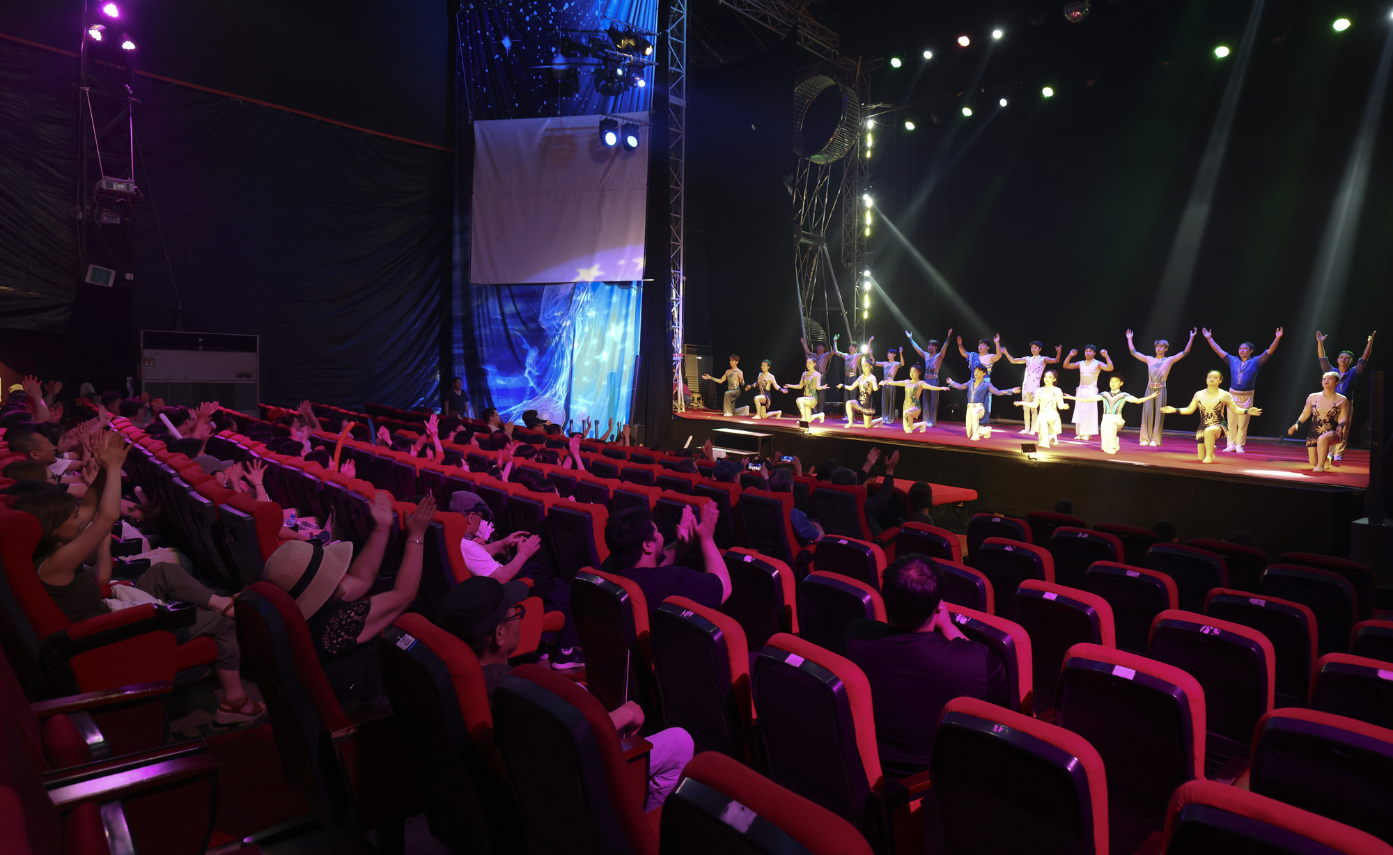 동춘서커스;서커스;광대;무대;공연