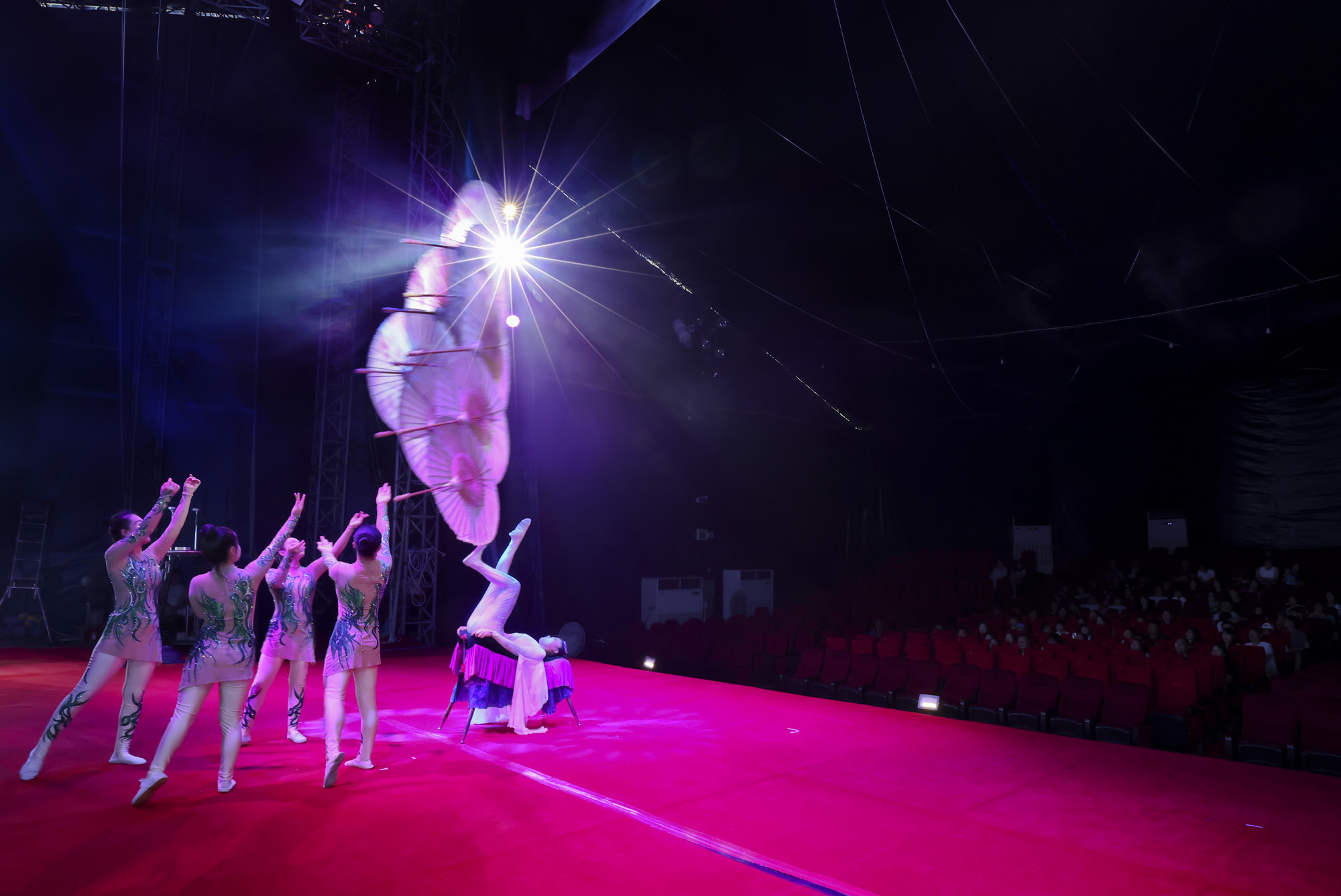 동춘서커스;서커스;광대;무대;공연