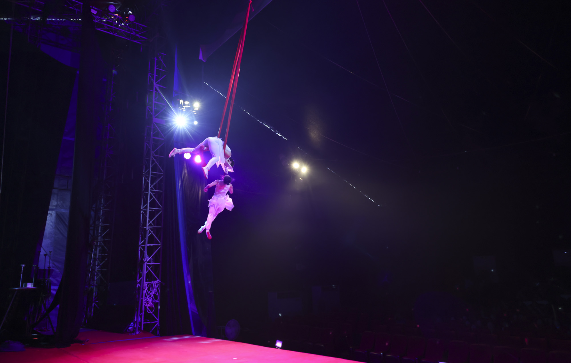 동춘서커스;서커스;광대;무대;공연