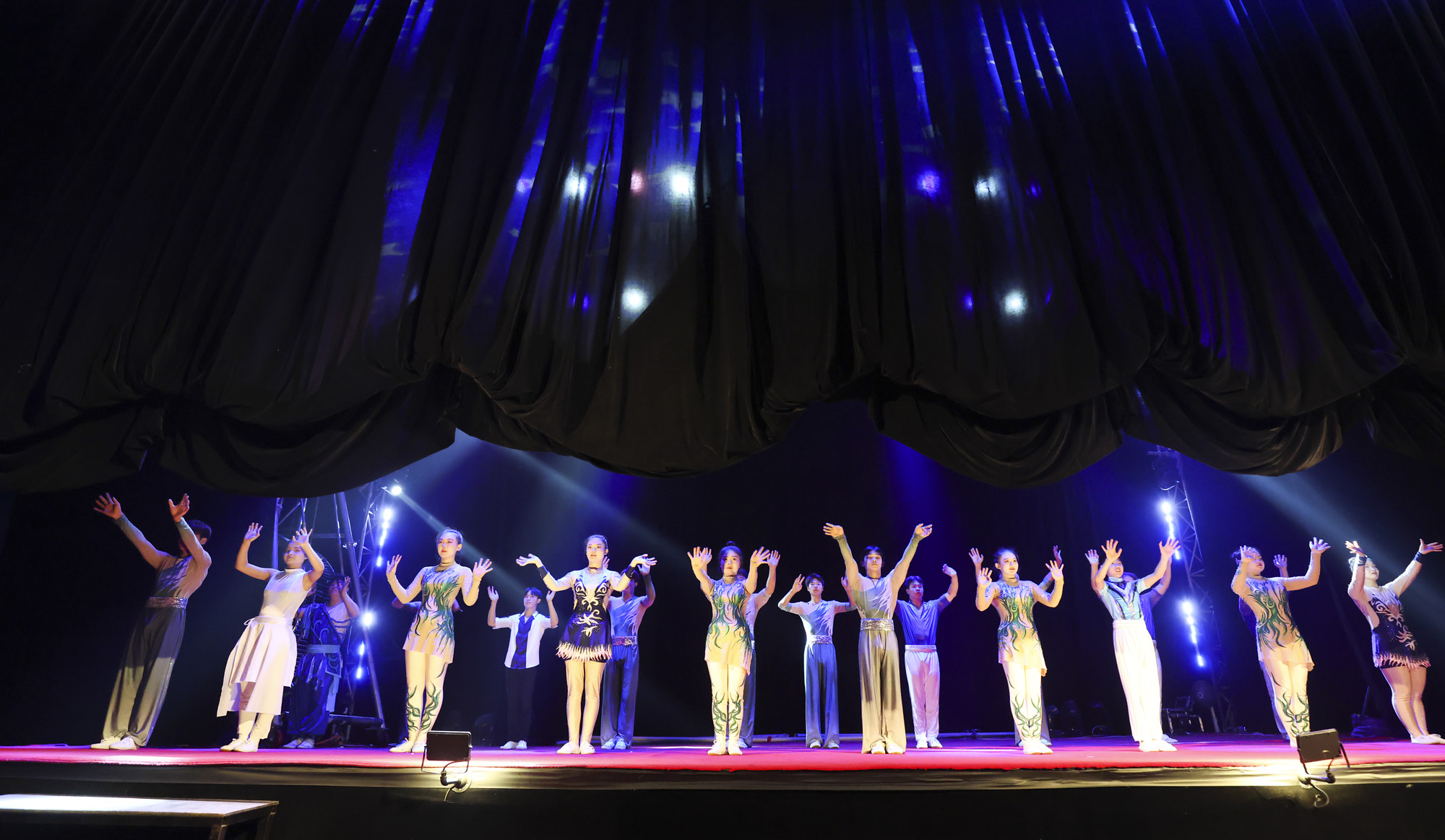 동춘서커스;서커스;광대;무대;공연