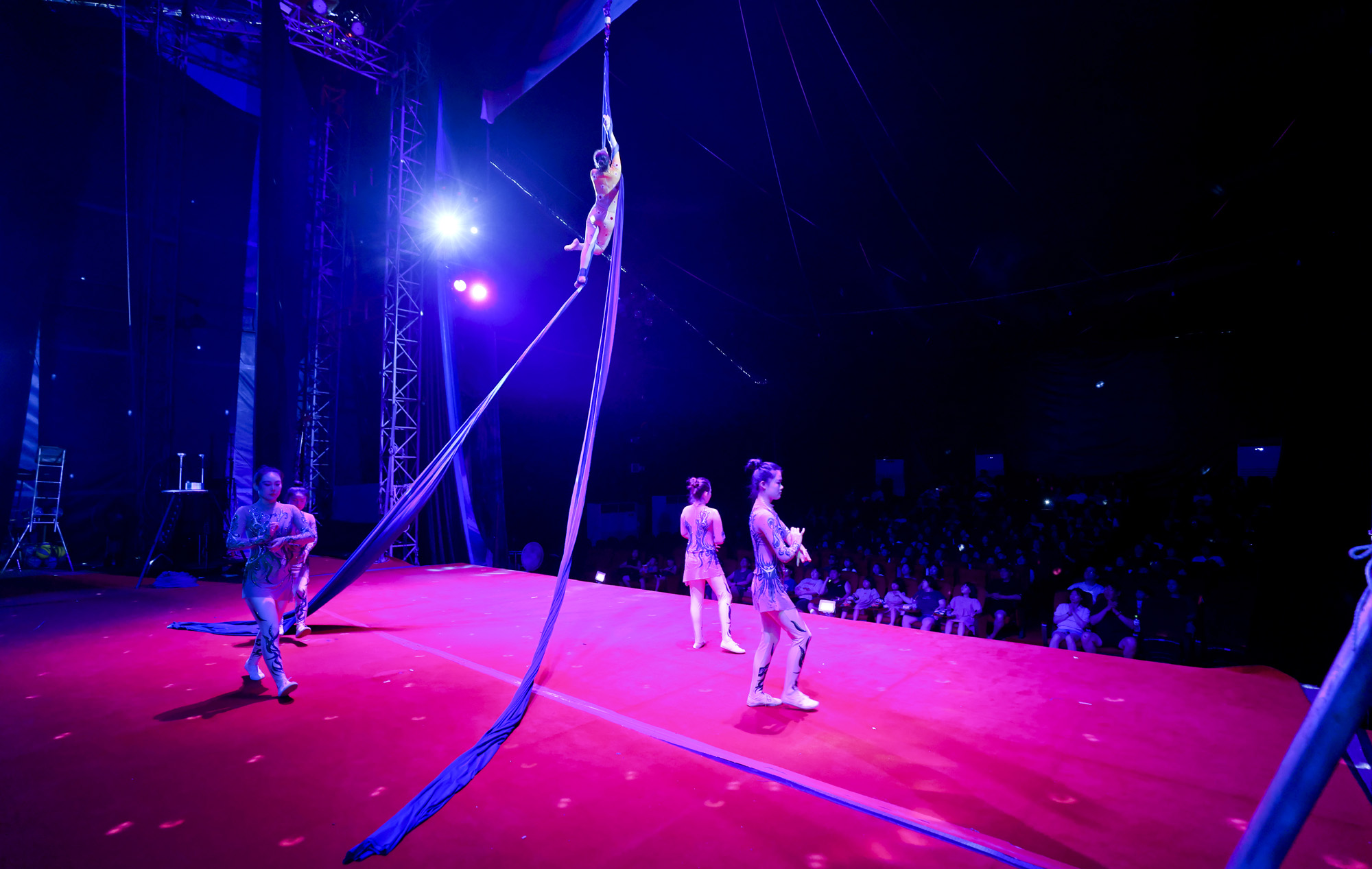 동춘서커스;서커스;광대;무대;공연