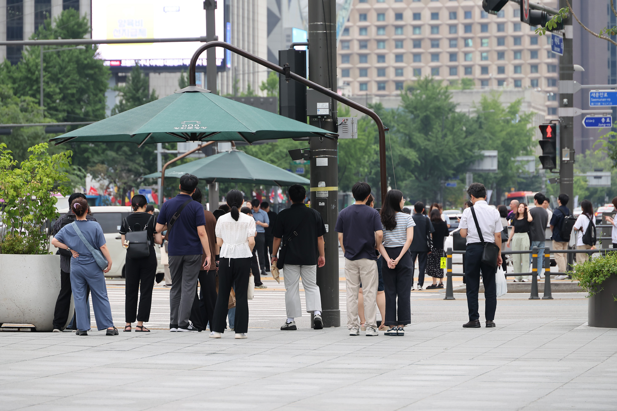 출근길 광화문 폭염 양산