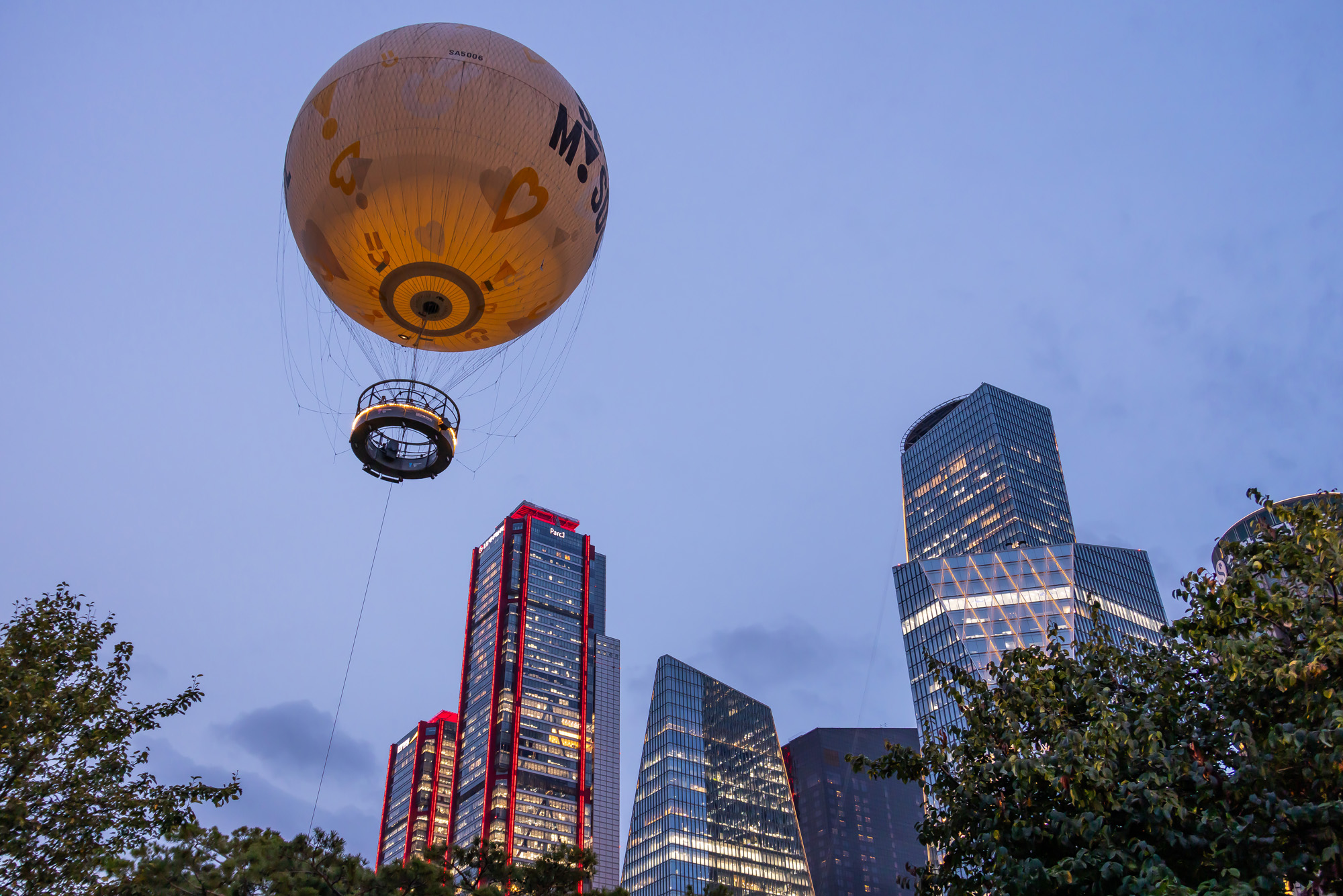 사회;세태;서울달;보름달모양기구;여의도공원;서울관광명소;서울달야경