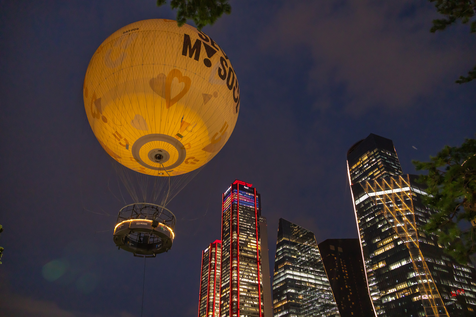 사회;세태;서울달;보름달모양기구;여의도공원;서울관광명소;서울달야경