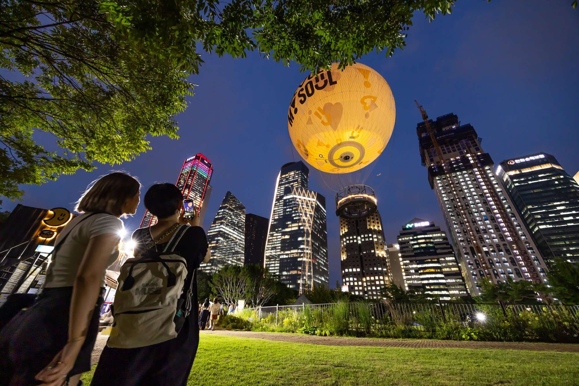 사회;세태;서울달;보름달모양기구;여의도공원;서울관광명소;서울달야경