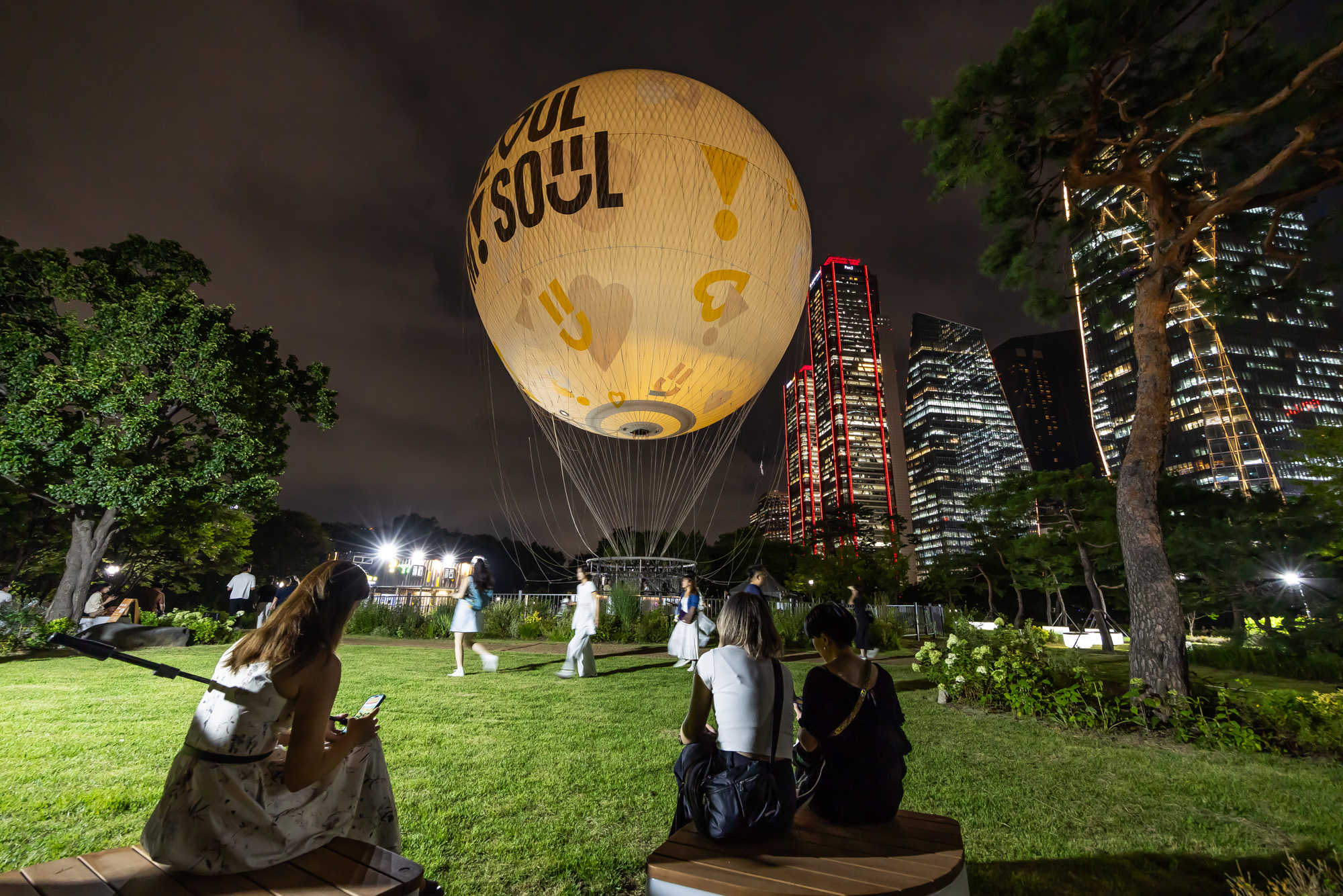 사회;세태;서울달;보름달모양기구;여의도공원;서울관광명소;서울달야경
