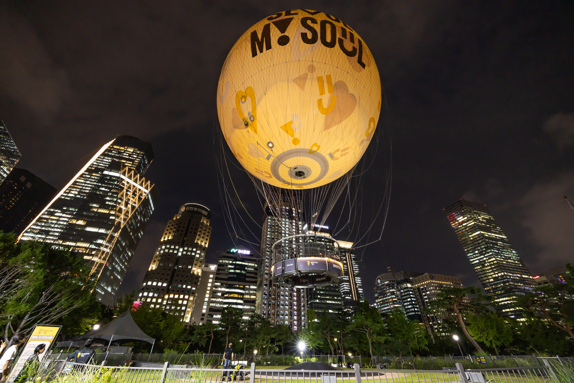 사회;세태;서울달;보름달모양기구;여의도공원;서울관광명소;서울달야경